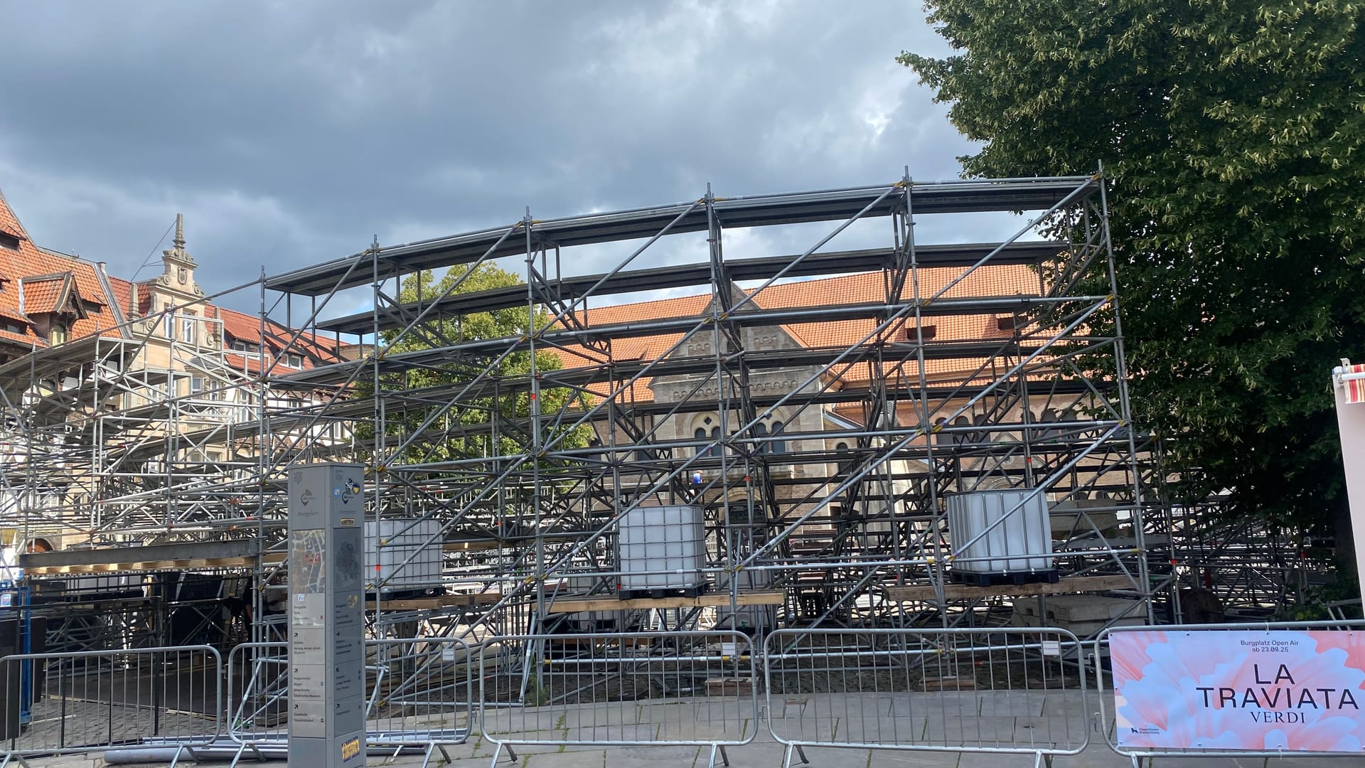 Der Braunschweiger Burgplatz: Aufbau für das Open Air.