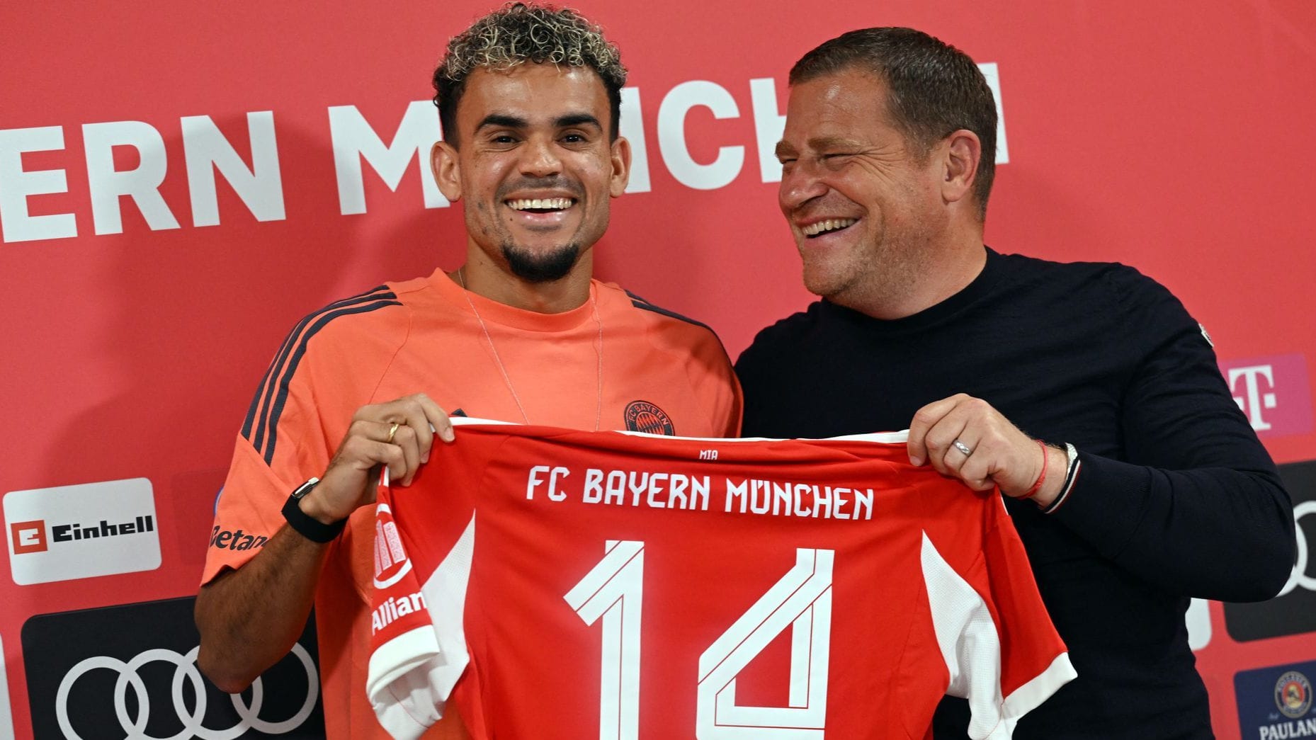 Gut gelaunt: Luis Díaz (li.) und Bayern-Sportvorstand Max Eberl bei der Vorstellung des Kolumbianers in München. Gut gelaunt: Luis Díaz (li.) und Bayern-Sportvorstand Max Eberl bei der Vorstellung des Kolumbianers in München.