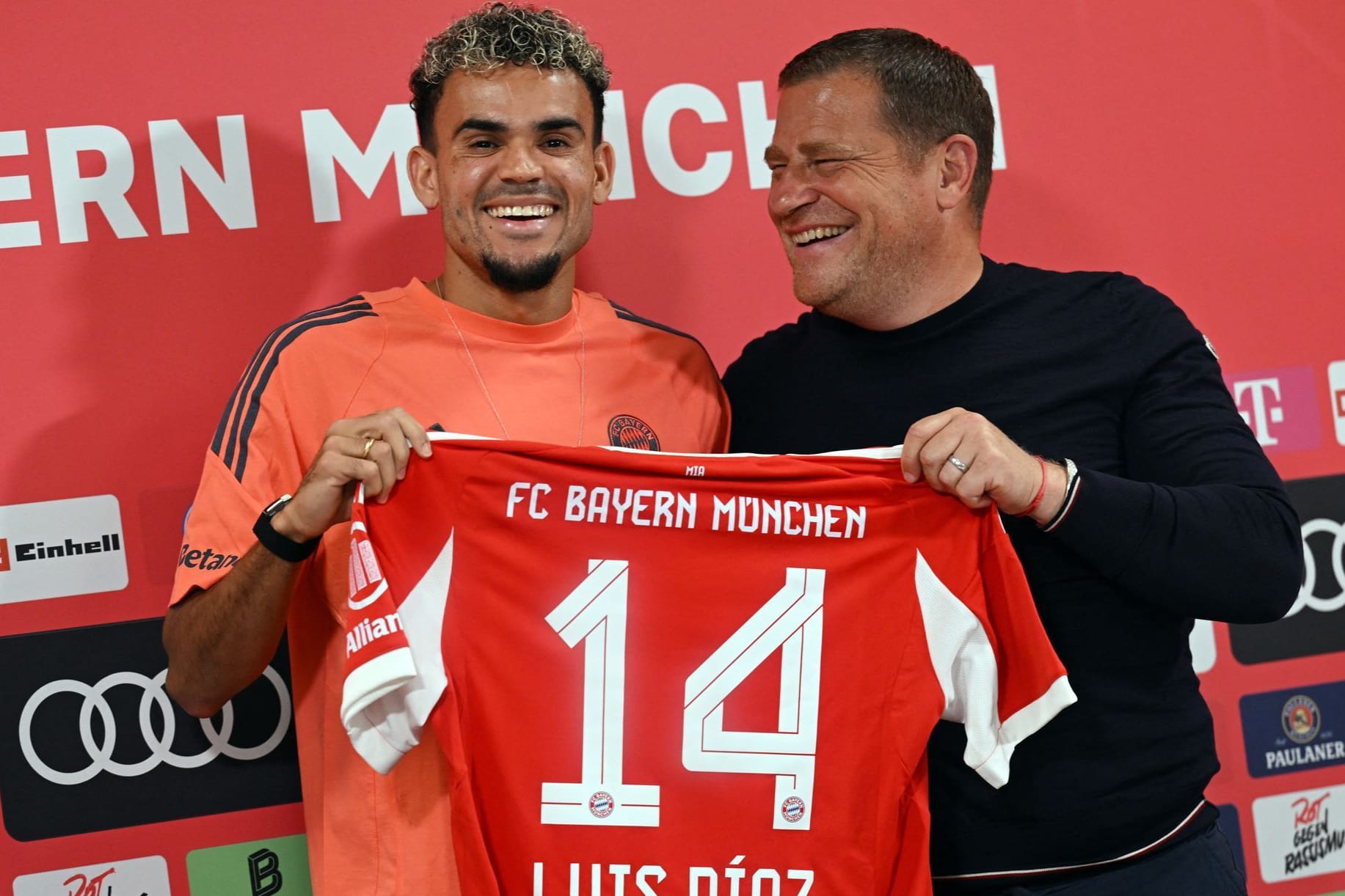Gut gelaunt: Luis Díaz (li.) und Bayern-Sportvorstand Max Eberl bei der Vorstellung des Kolumbianers in München.