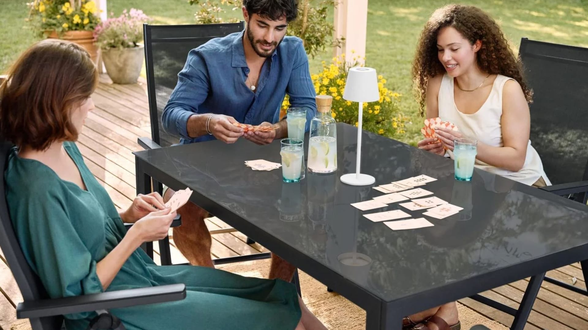 Vier bequeme Hochlehner und ein robuster Tisch: Das Alu-Set von Livarno home ist perfekt für den Sommer im Garten oder auf der Terrasse. Vier bequeme Hochlehner und ein robuster Tisch: Das Alu-Set von Livarno home ist perfekt für den Sommer im Garten oder auf der Terrasse.