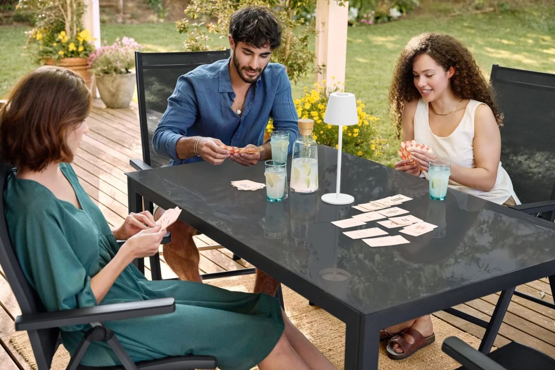 Vier bequeme Hochlehner und ein robuster Tisch: Die Sitzgruppe aus Aluminium von Livarno Home ist perfekt für den Sommer im Garten oder auf der Terrasse.