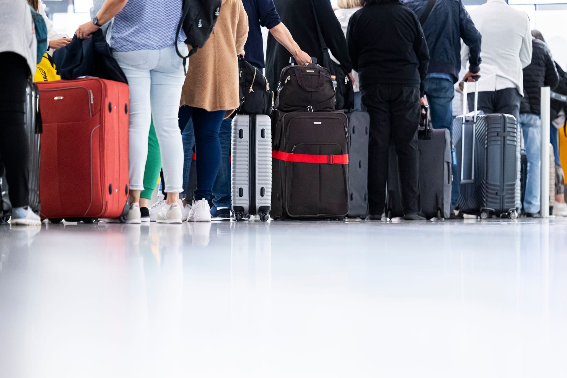 Passagiere mit Fluggepäck.