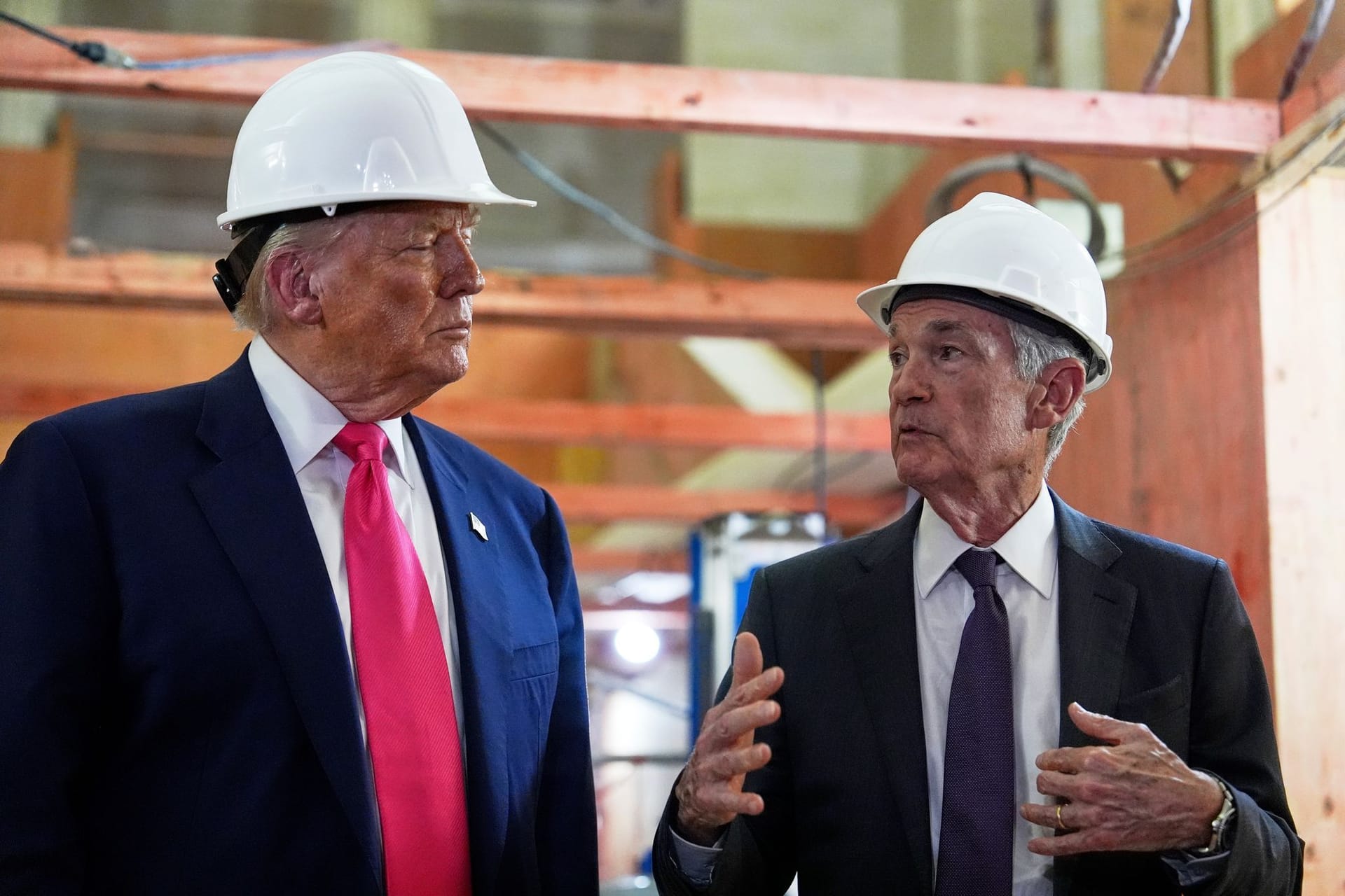 US-Präsident Trump besucht die Fed mit US-Notenbank-Chef Powell.