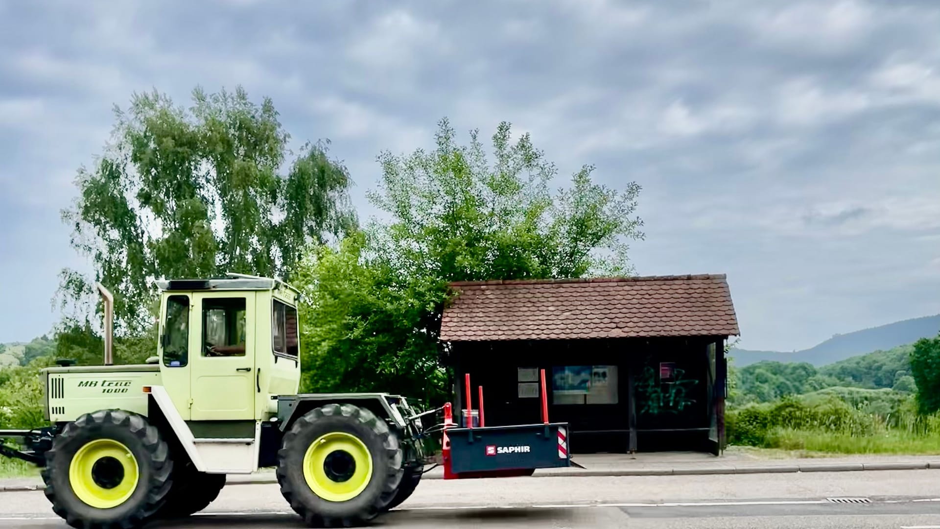Eine Bushaltestelle in der Grenzregion zwischen Rheinland-Pfalz und Frankreich (Archivbild). Mangelnde Verkehrsanbindung trägt mit zum Frust der Bevölkerung bei. Eine Bushaltestelle in der Grenzregion zwischen Rheinland-Pfalz und Frankreich (Archivbild). Mangelnde Verkehrsanbindung trägt mit zum Frust der Bevölkerung bei.