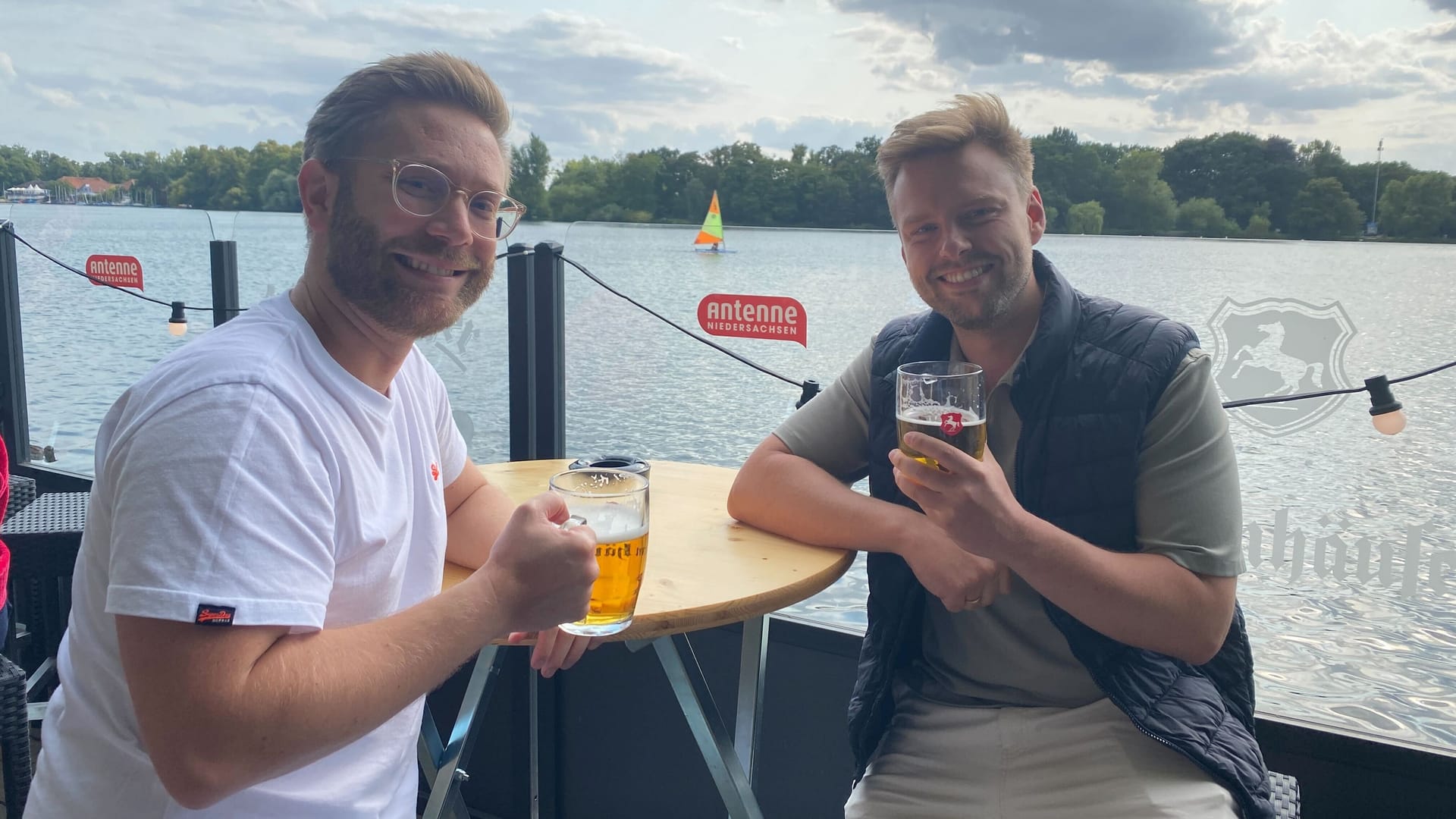 Marvin und Max lassen sich das Bier schmecken.
