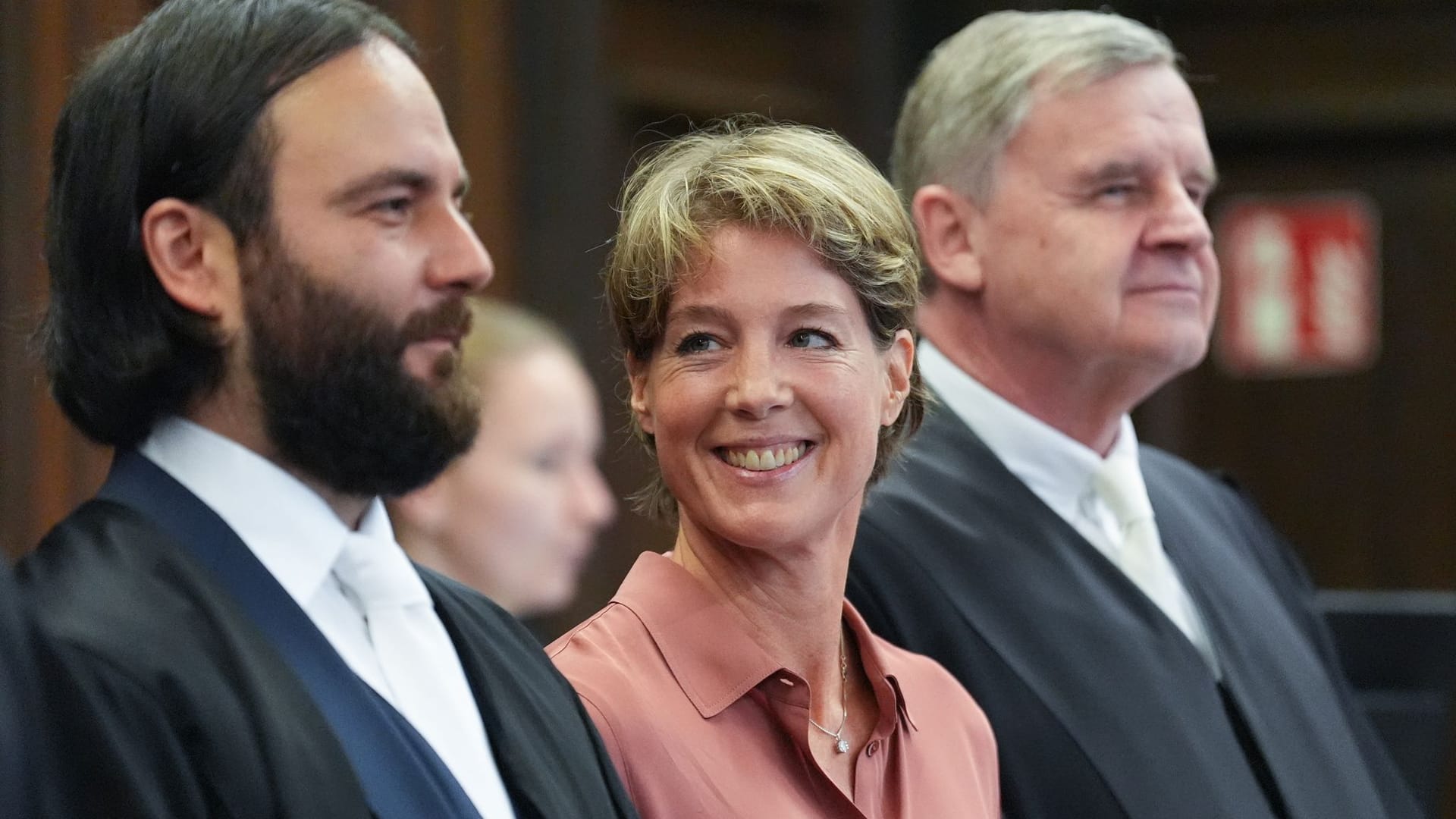 Christina Block wirft ihrem Verteidiger Ingo Bott einen fast schwärmerischen Blick zu. Zu Otmar Kury hälz sie meistens Distanz.