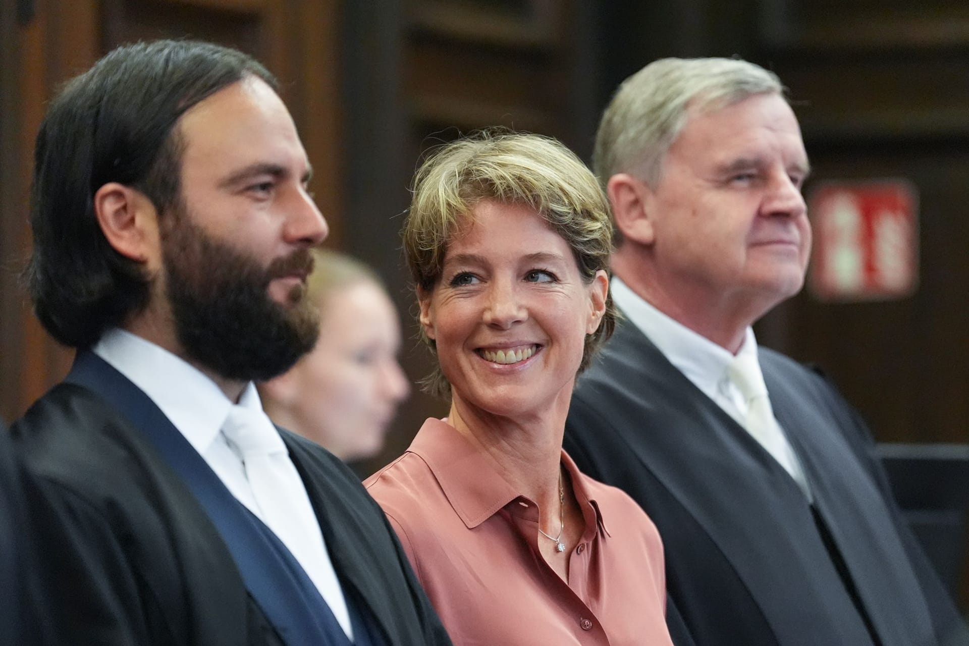 Christina Block wirft ihrem Verteidiger Ingo Bott einen fast schwärmerischen Blick zu. Zu Otmar Kury hälz sie meistens Distanz.