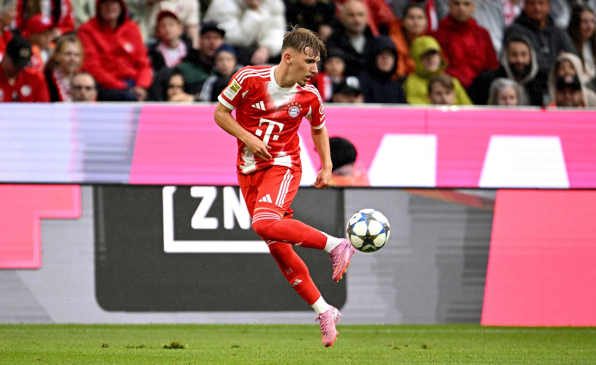 Lennart Karl spielte sich gegen Lyon in einer starken ersten Halbzeit in den Fokus.