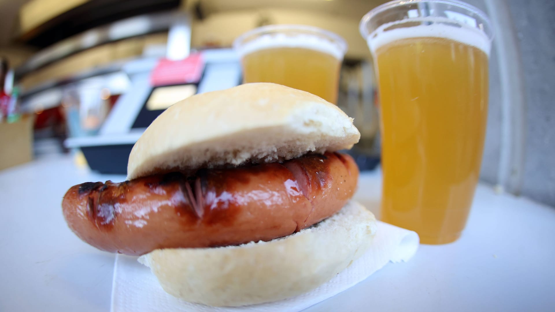 Bratwurst und Bier (Symbolfoto): Diese Kombination gehört für viele Fans untrennbar zum Fußball.