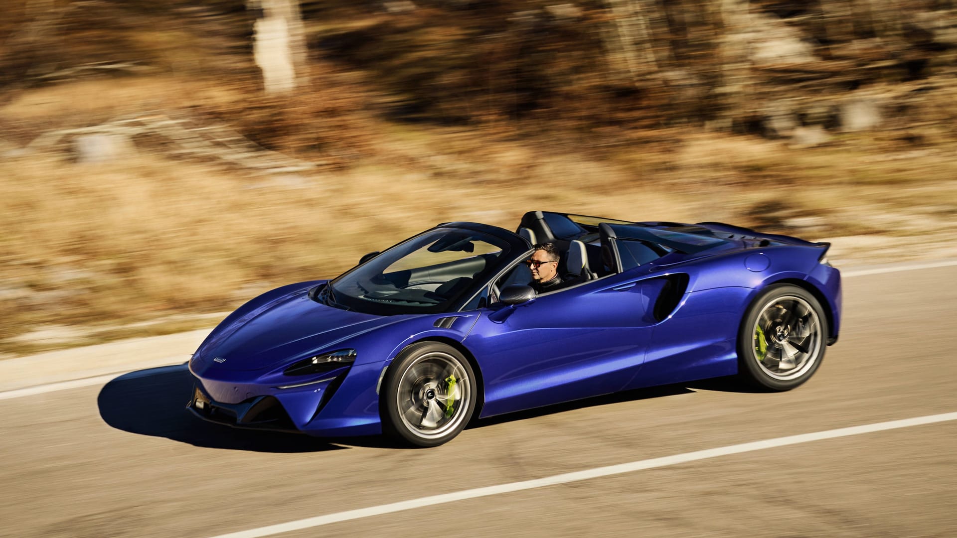 Ein Mann sitzt am Steuer eines McLaren Artura Spider (Symbolbild): Was für ein Modell der Unfallfahrer fuhr, ist nicht bekannt.