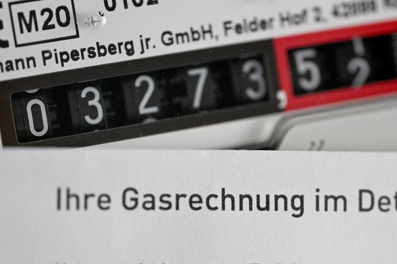 Eine Gasrechnung wird vor einen Gaszähler in einem privaten Haushalt gehalten (Symbolbild): Die Bundesregierung schafft die Gaspreisbremse ab. Eine Gasrechnung wird vor einen Gaszähler in einem privaten Haushalt gehalten (Symbolbild): Die Bundesregierung schafft die Gaspreisbremse ab.