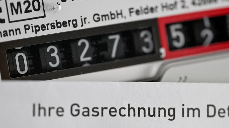 Eine Gasrechnung wird vor einen Gaszähler in einem privaten Haushalt gehalten (Symbolbild): Die Bundesregierung schafft die Gaspreisbremse ab.
