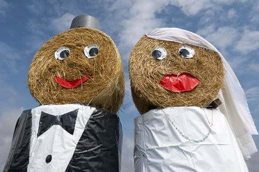 Strohrollen als Brautpaar: Die Figuren weisen auf die bevorstehende Hochzeit eines Paares hin.