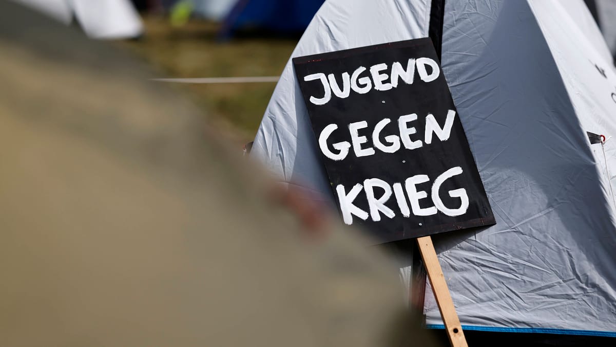 Bundeswehr in Köln: Aktivisten blockieren Karrierecenter