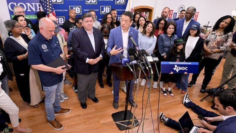 Gene Wu (M., r.) und der Gouverneur von Illinois, J. B. Pritzker, während einer Pressekonferenz im Büro der Demokratischen Partei.