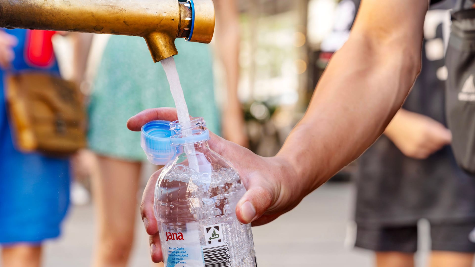 Frisches Trinkwasser aus dem Wasserspender (Symbolfoto): Bei hohen Temperaturen ist regelmäßiges Trinken wichtig.