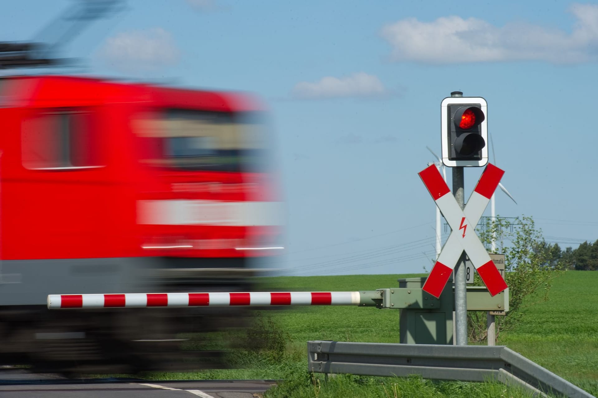 Regionalzug an Bahnübergang