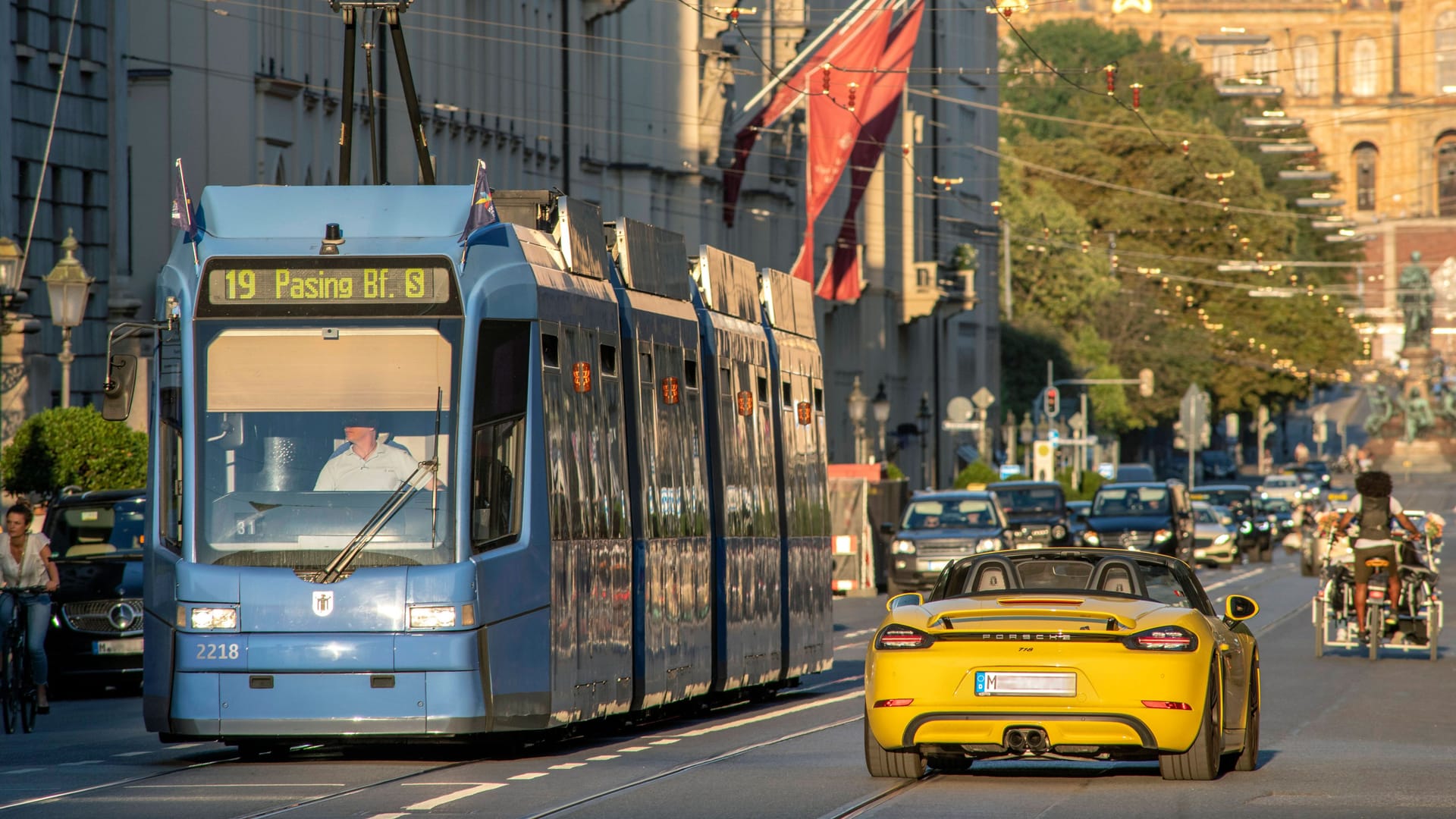 Eine Straßenbahn der Linie 19 (Archivbild): Diese führt unter anderem über die Maximilianstraße. Eine Straßenbahn der Linie 19 (Archivbild): Diese führt unter anderem über die Maximilianstraße.