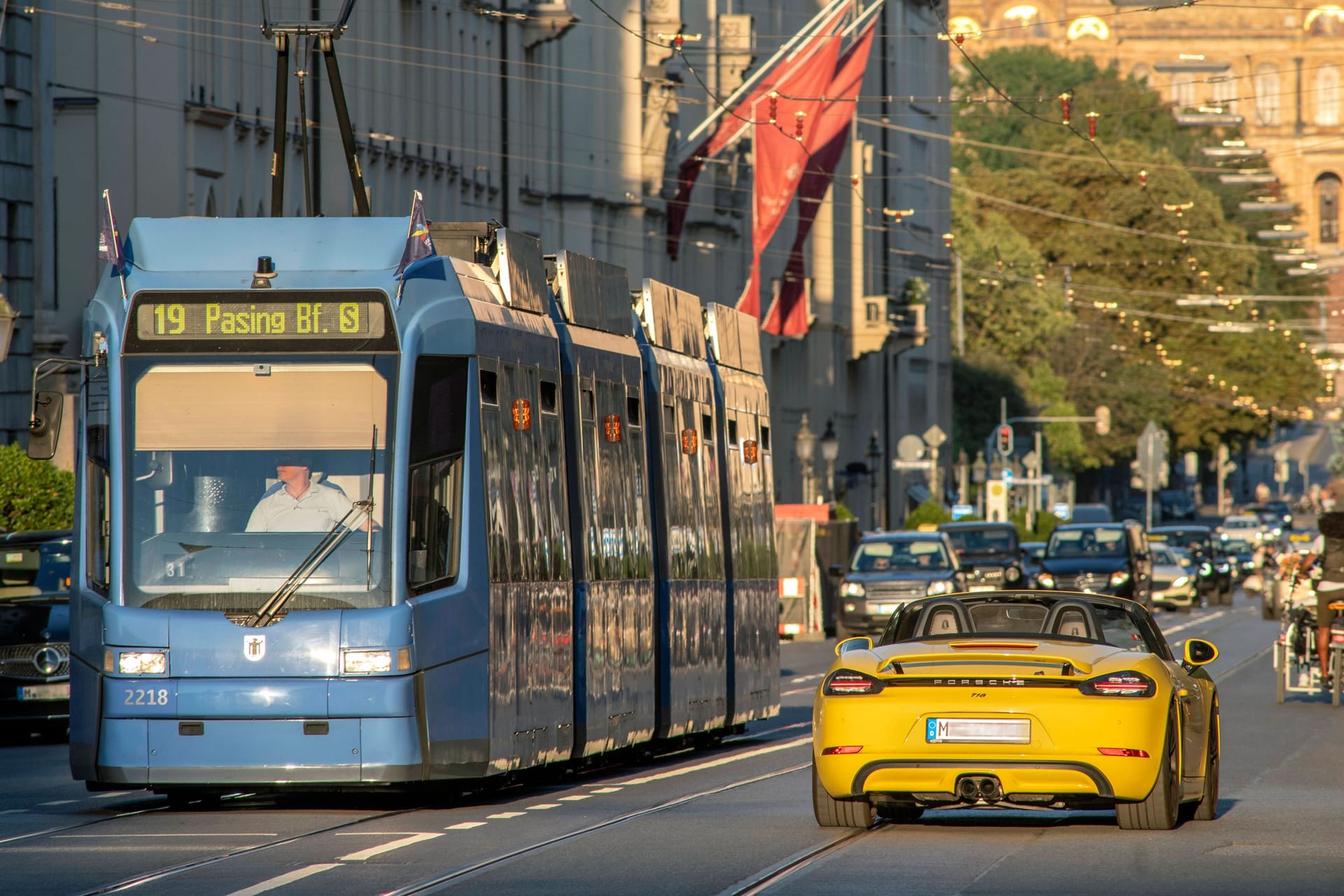 Eine Straßenbahn der Linie 19 (Archivbild): Diese führt unter anderem über die Maximilianstraße.