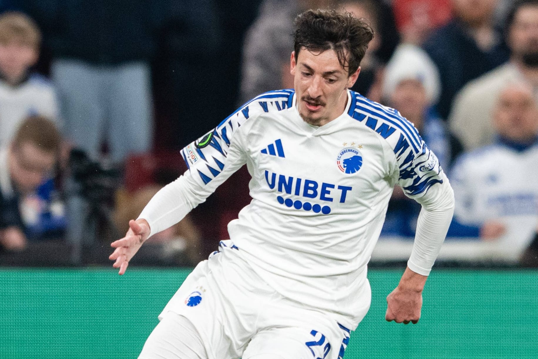 Giorgi Gocholeishvili am Ball (Archivbild): Der Rechtsverteidiger kommt auf Leihbasis für eine Saison zum HSV.