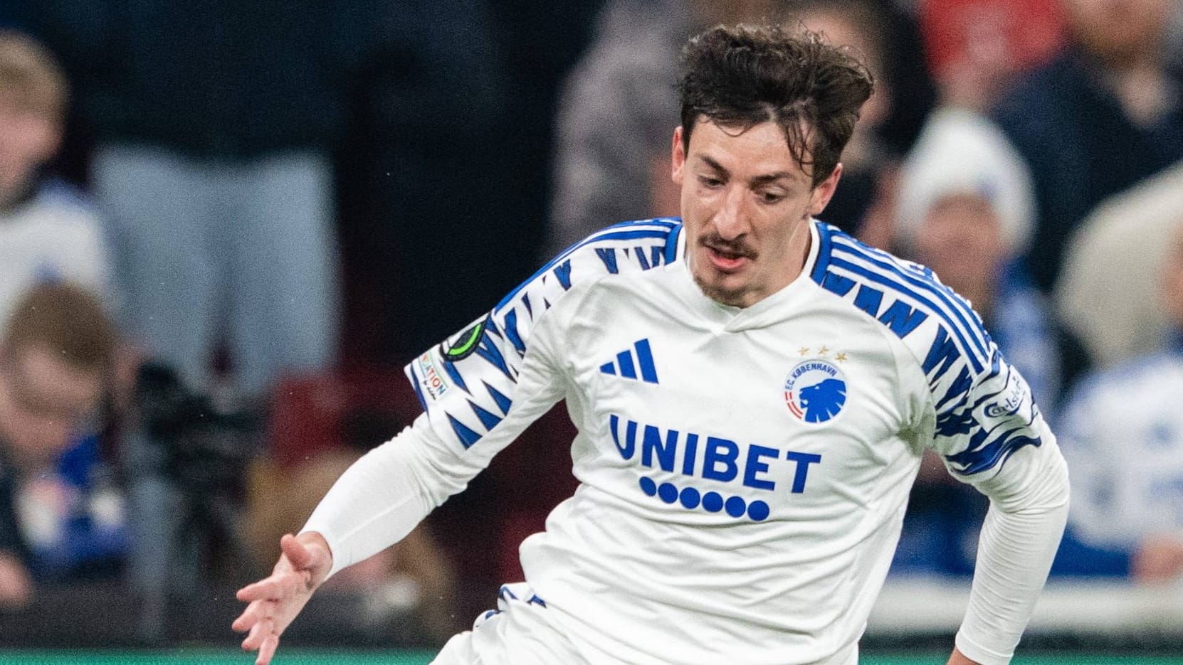 Giorgi Gocholeishvili am Ball (Archivbild): Der Rechtsverteidiger kommt auf Leihbasis für eine Saison zum HSV.