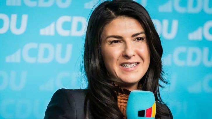 Serap Güler (CDU), Mitglied des Deutschen Bundestages, spricht bei einer Diskussionsveranstaltung (Archivbild): Die Staatsministerin des Auswärtigen Amtes kritisiert den Vorstoß deutscher Städte, Kinder aus dem Gazastreifen aufzunehmen. Serap Güler (CDU), Mitglied des Deutschen Bundestages, spricht bei einer Diskussionsveranstaltung (Archivbild): Die Staatsministerin des Auswärtigen Amtes kritisiert den Vorstoß deutscher Städte, Kinder aus dem Gazastreifen aufzunehmen.