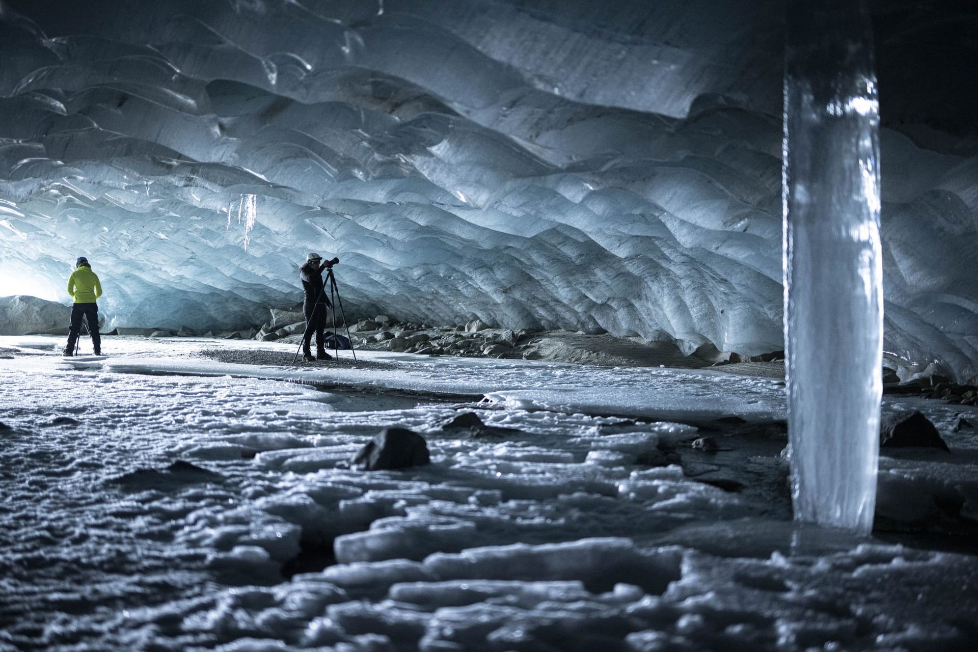 Fotografen machen Bilder in einer Gletscherhöhle am Morteratschgletscher: Viele Gletscher sind in diesem Sommer besonders stark vom Schmelzen bedroht.