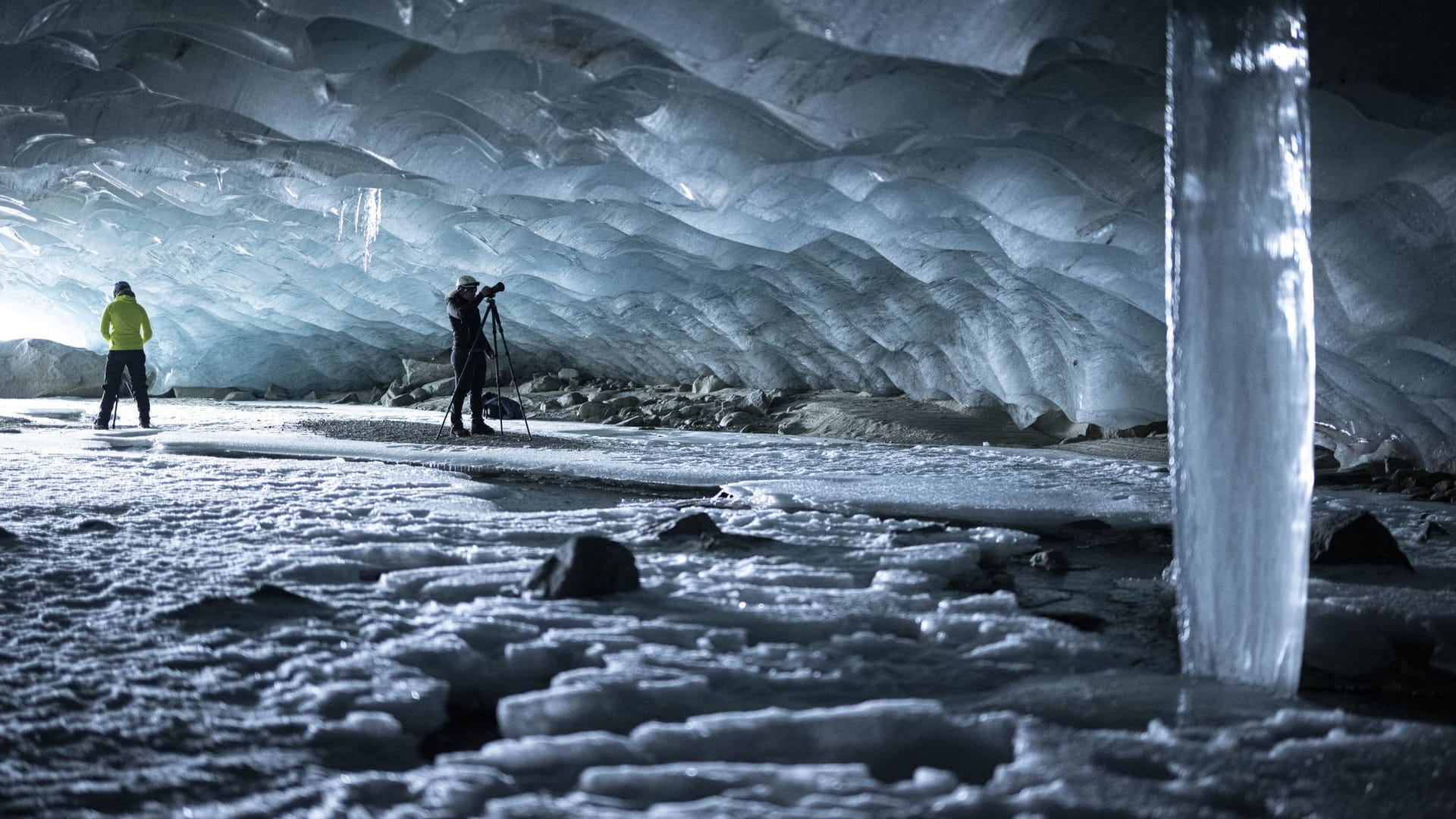 Fotografen machen Bilder in einer Gletscherhöhle am Morteratschgletscher: Viele Gletscher sind in diesem Sommer besonders stark vom Schmelzen bedroht.