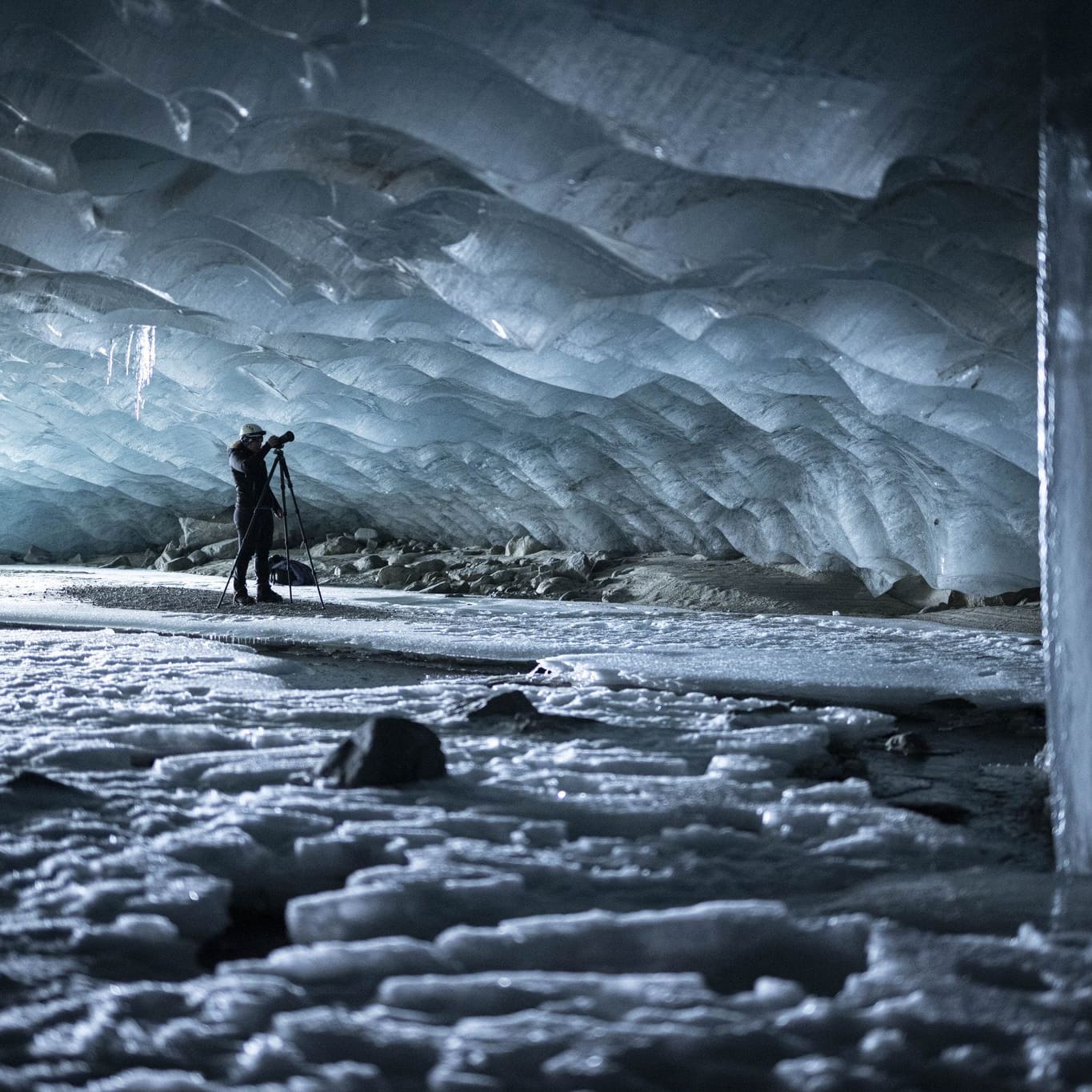 Fotografen machen Bilder in einer Gletscherhöhle am Morteratschgletscher: Viele Gletscher sind in diesem Sommer besonders stark vom Schmelzen bedroht.