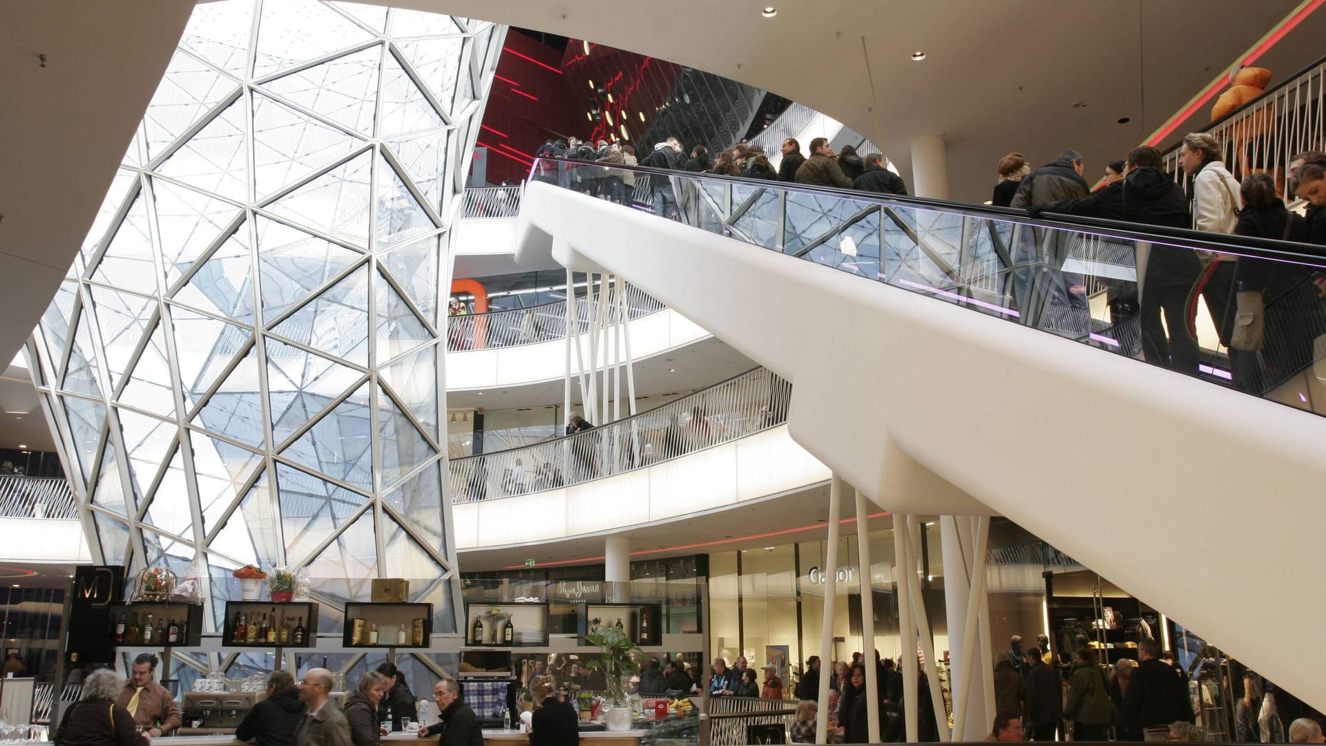 MyZeil (Archivfoto): Abkühlung bietet auch das Einkaufszentrum MyZeil in der Frankfurter Innenstadt. MyZeil (Archivfoto): Abkühlung bietet auch das Einkaufszentrum MyZeil in der Frankfurter Innenstadt.