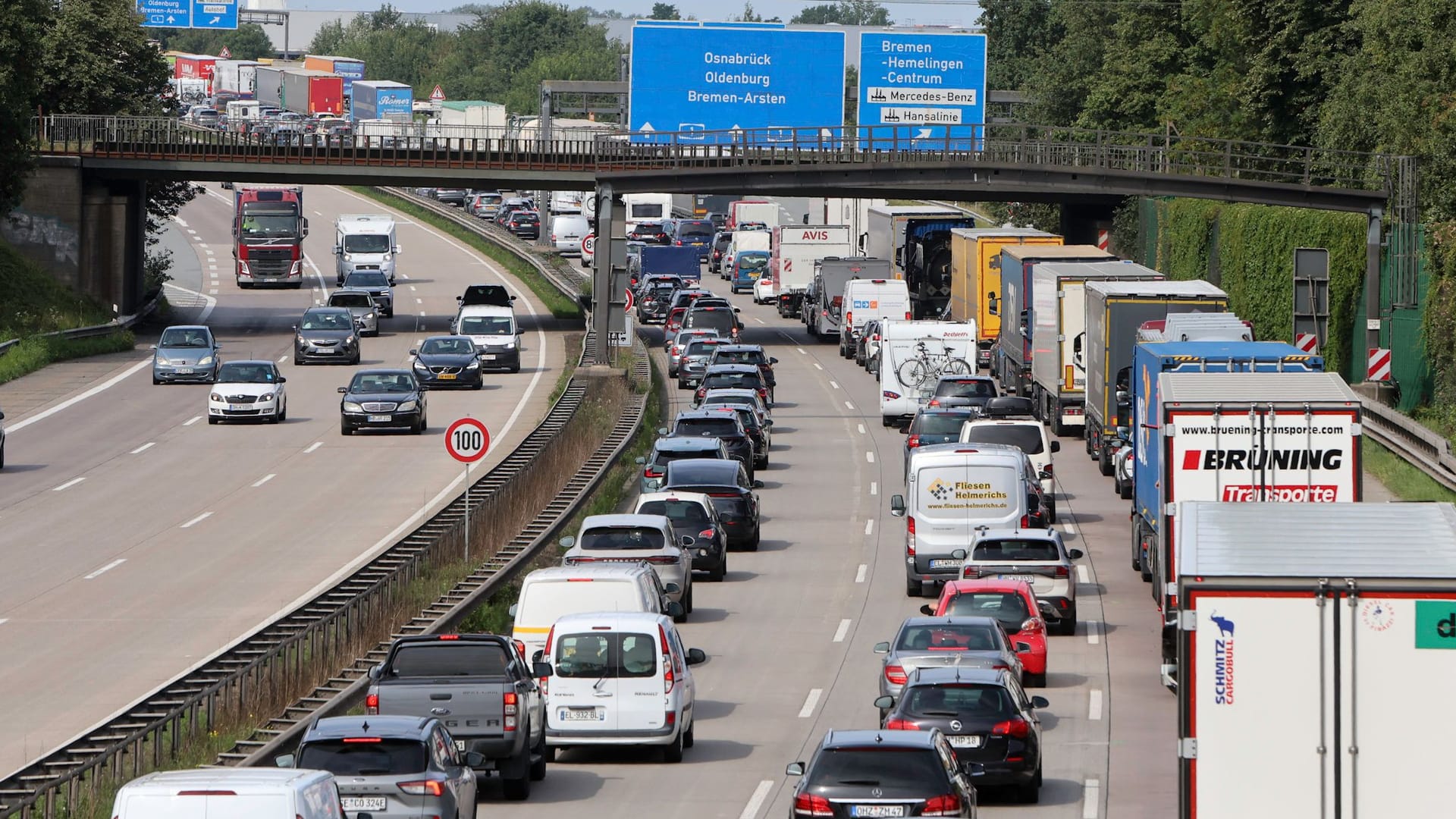 Stau auf der A1 bei Bremen: Bereits am Freitag ging es nur sehr langsam in Richtung Osnabrück voran – für Samstag sind Wartezeiten von mehr als zwei Stunden vorausgesagt.