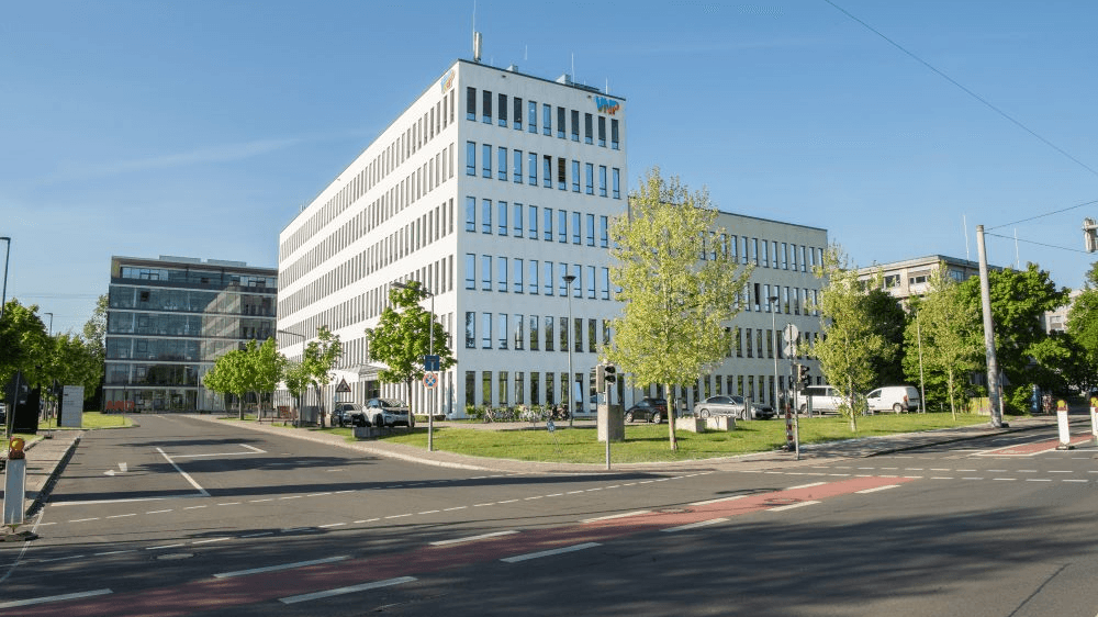 Neuer Unternehmenssitz der Nürnberger Presse im Nürnberger Nordostpark (Archivbild): Der Verlag plant umfassende Umstrukturierungen – inklusive Stellenabbau in Redaktion und Druckerei. Neuer Unternehmenssitz der Nürnberger Presse im Nürnberger Nordostpark (Archivbild): Der Verlag plant umfassende Umstrukturierungen – inklusive Stellenabbau in Redaktion und Druckerei.