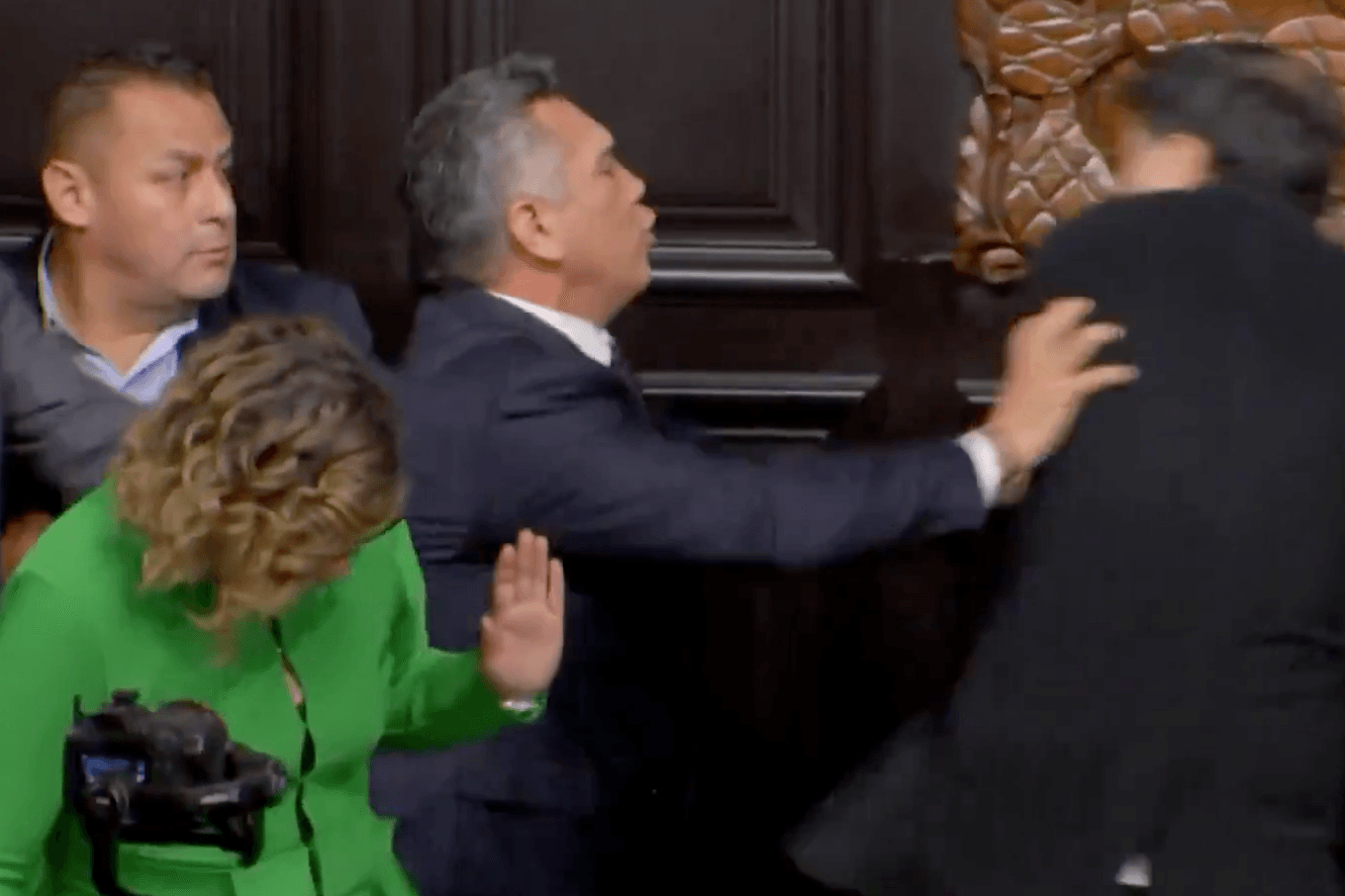 Politiker gehen im Senat von Mexiko aufeinander los.