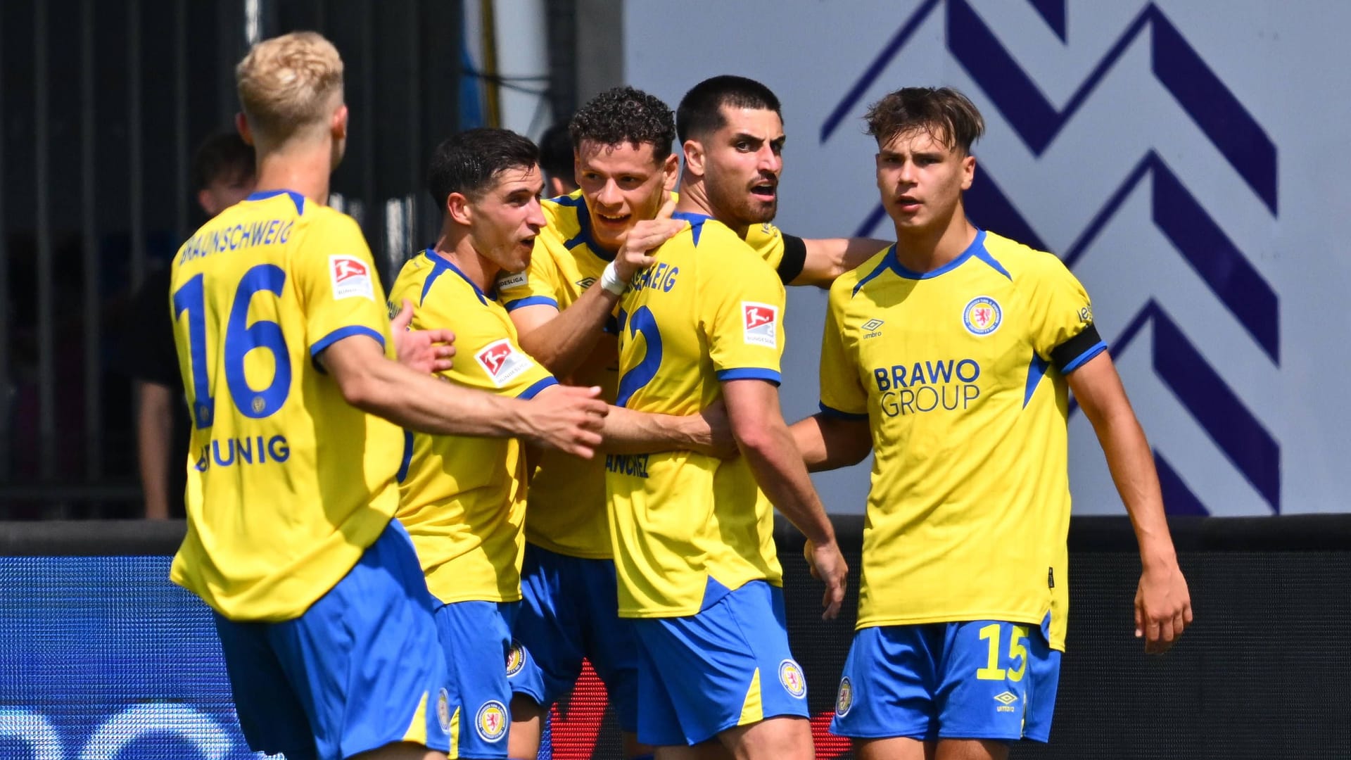 Große Freude bei den BTSV-Profis: Eintracht Braunschweig setzte sich nach einer furiosen Schlussphase mit 3:2 gegen Greuther Fürth durch.