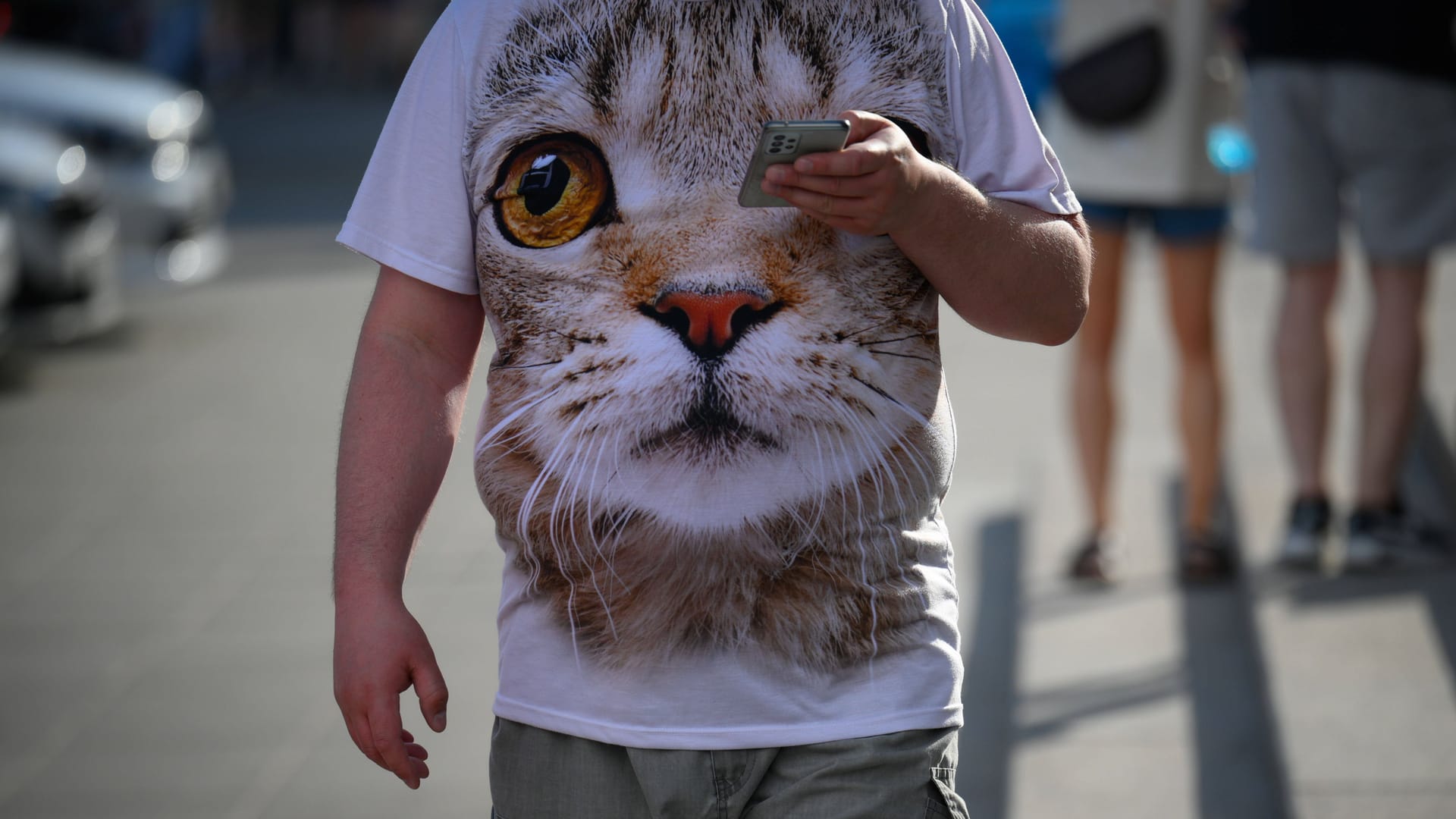 Ein Mann trägt ein T-Shirt (Symbolbild): Die Kollektion für das Jahr 2026 fällt bei Colours & Sons wohl aus. Ein Mann trägt ein T-Shirt (Symbolbild): Die Kollektion für das Jahr 2026 fällt bei Colours & Sons wohl aus.