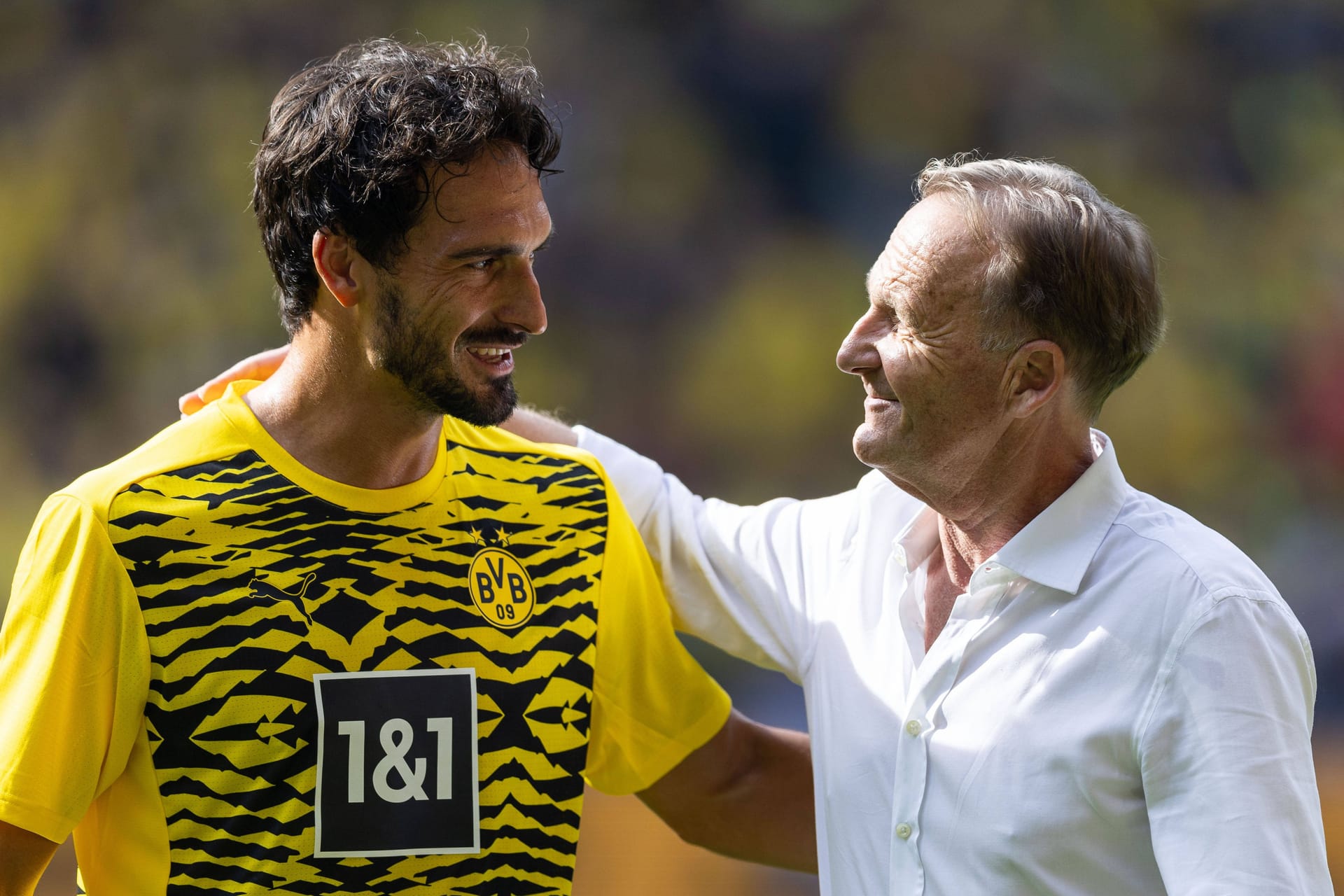 Mats Hummels (links) mit BVB-Boss Hans-Joachim "Aki" Watzke: Die beiden sprechen regelmäßig miteinander.