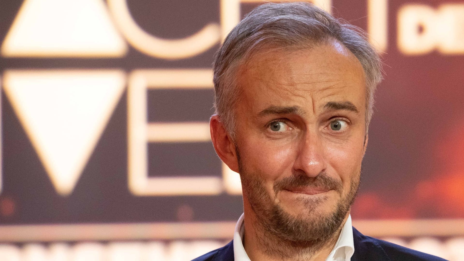 Jan Böhmermann bei der Preisverleihung des Deutschen Fernsehpreis 2022 (Archivbild): Es ist nicht das erste Mal, dass der Moderator wegen seiner Äußerungen rechtliche Probleme bekommen könnte. Jan Böhmermann bei der Preisverleihung des Deutschen Fernsehpreis 2022 (Archivbild): Es ist nicht das erste Mal, dass der Moderator wegen seiner Äußerungen rechtliche Probleme bekommen könnte.