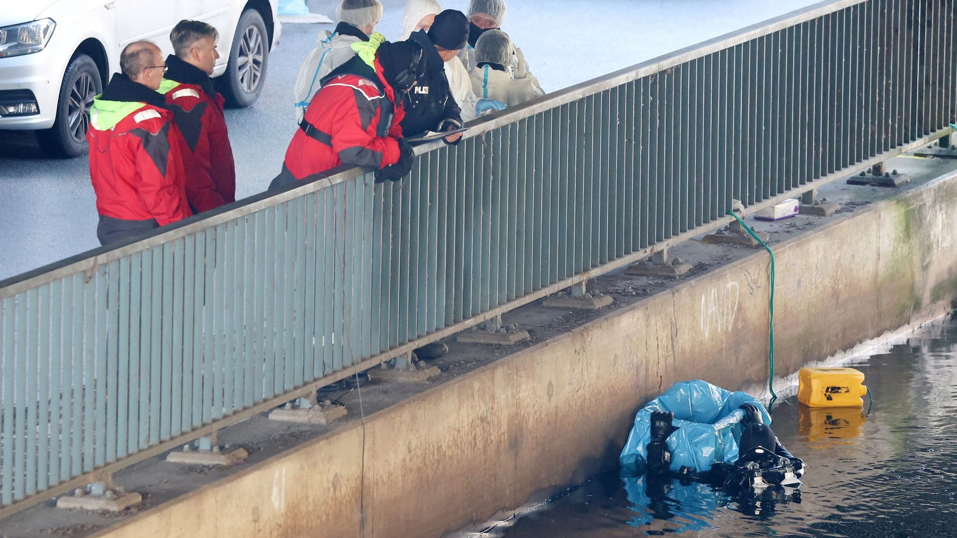 Taucher der Polizei an einem Hamburger Kanal (Archivbild): Hier wurde eine lange vermisste Frau gefunden. Taucher der Polizei an einem Hamburger Kanal (Archivbild): Hier wurde eine lange vermisste Frau gefunden.