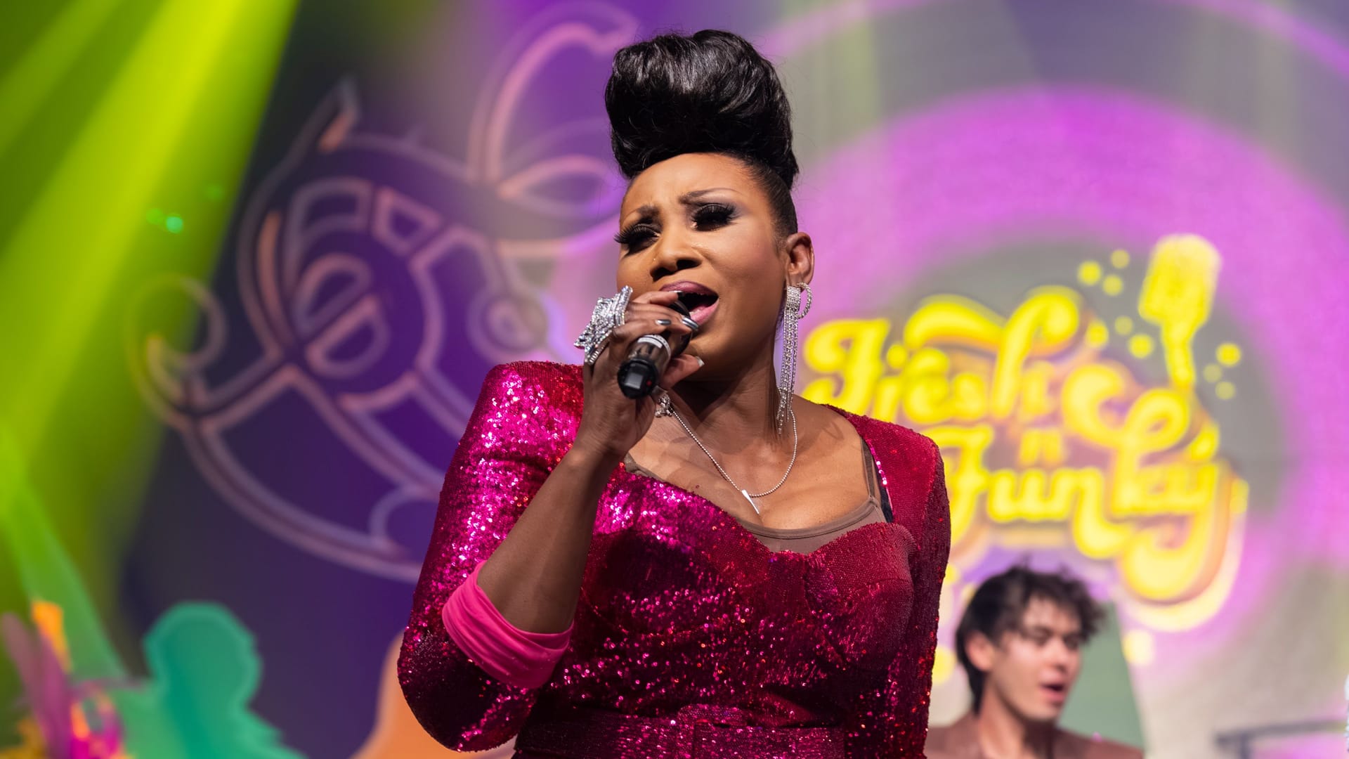 Dorothea Lorene am Mikrofon: Mit ihrer Stimme überzeugt sich das Publikum bei der neuen Show im Düsseldorfer Apollo. Dorothea Lorene am Mikrofon: Mit ihrer Stimme überzeugt sich das Publikum bei der neuen Show im Düsseldorfer Apollo.