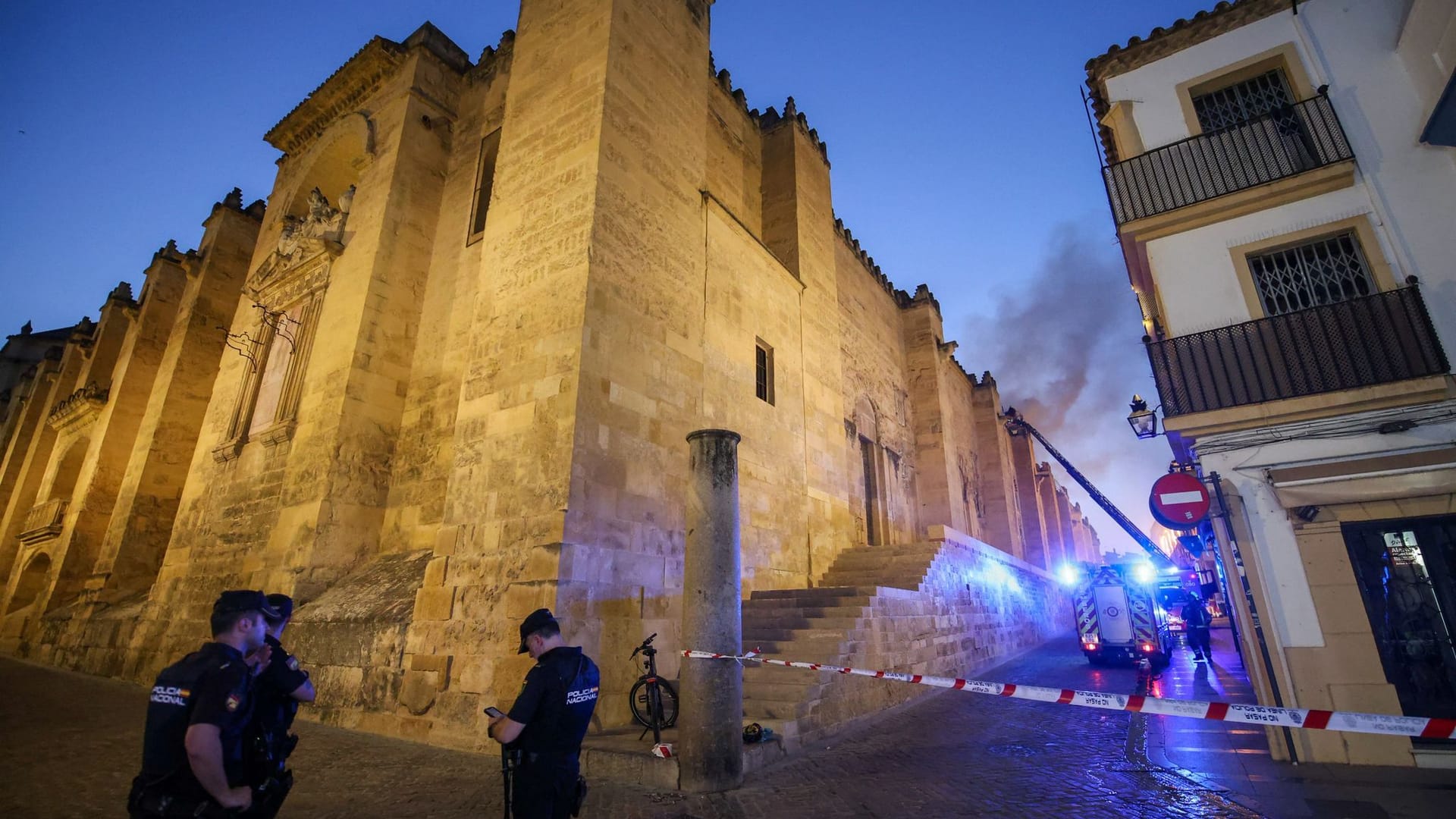 Feuerwehreinheiten und Mitglieder der Guardia Civil sind bei einem Brand in der Moschee von Cordoba im Einsatz.