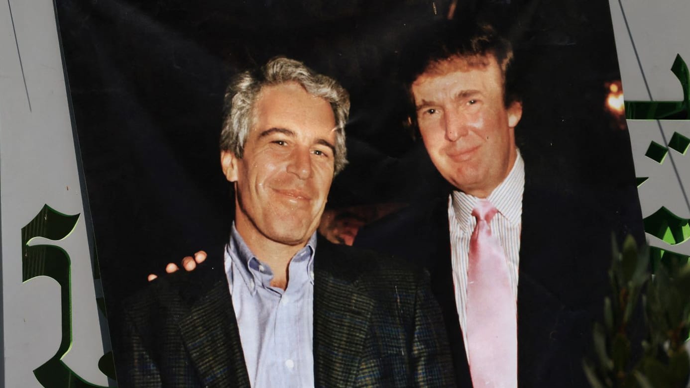 Jeffrey Epstein (l) mit Donald Trump: In der Residenz von Vizepräsident JD Vance kommt es zu einem Strategie-Dinner.