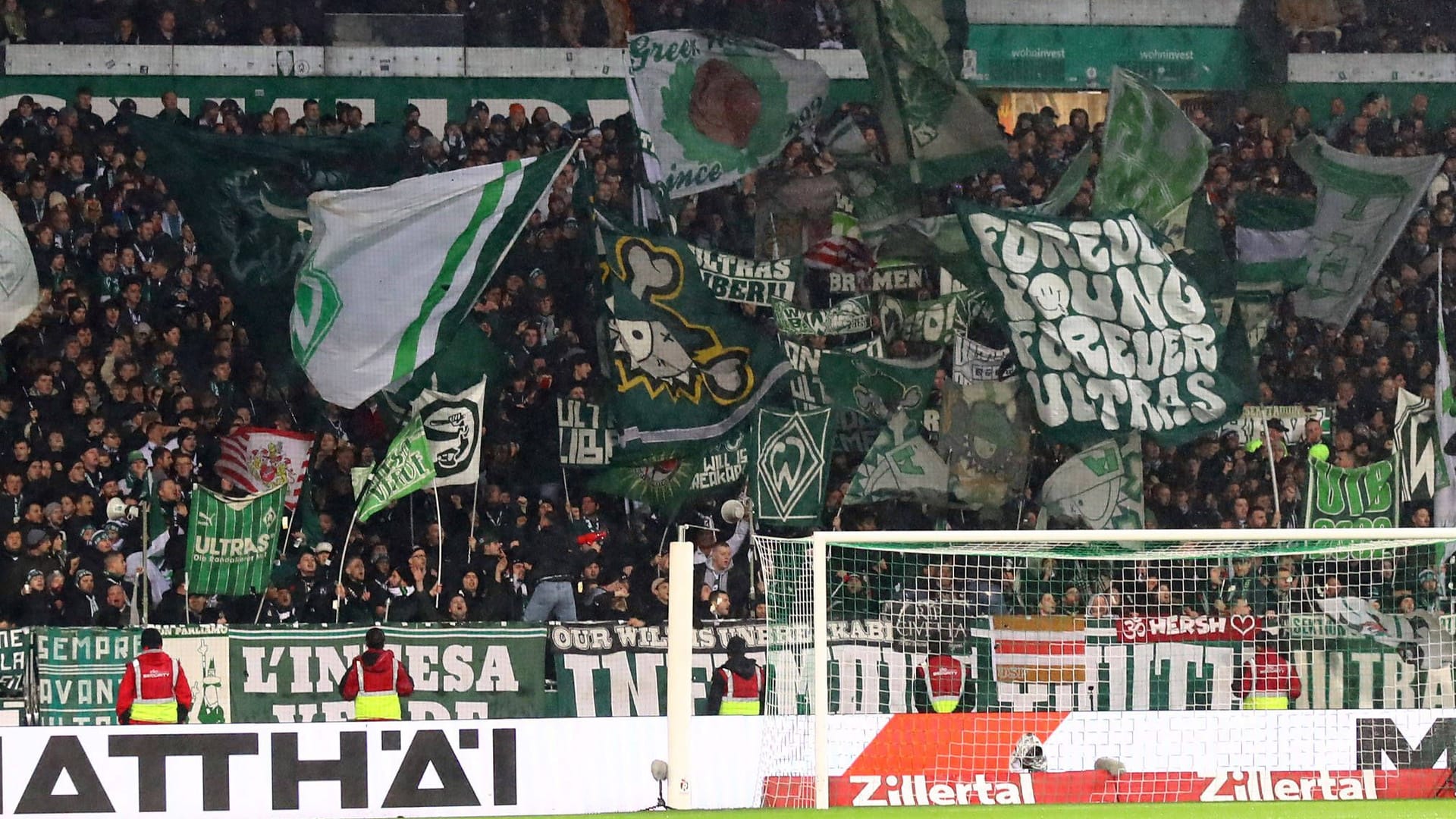 Fans im Weserstadion (Archivbild): Werder Bremen hat am Mittwoch vorgestellt, wer künftig das Namensrecht der Spielstätte übernimmt. Fans im Weserstadion (Archivbild): Werder Bremen hat am Mittwoch vorgestellt, wer künftig das Namensrecht der Spielstätte übernimmt.
