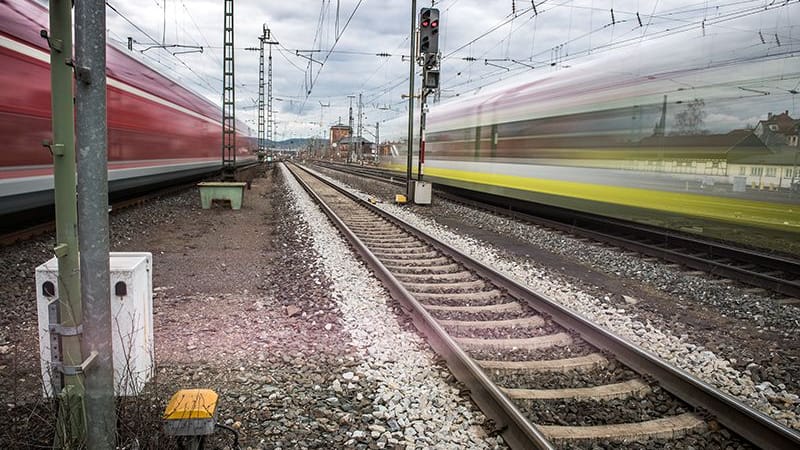 Bahngleise (Symbolbild): Der Lokführer erkannte den Mann noch rechtzeitig.