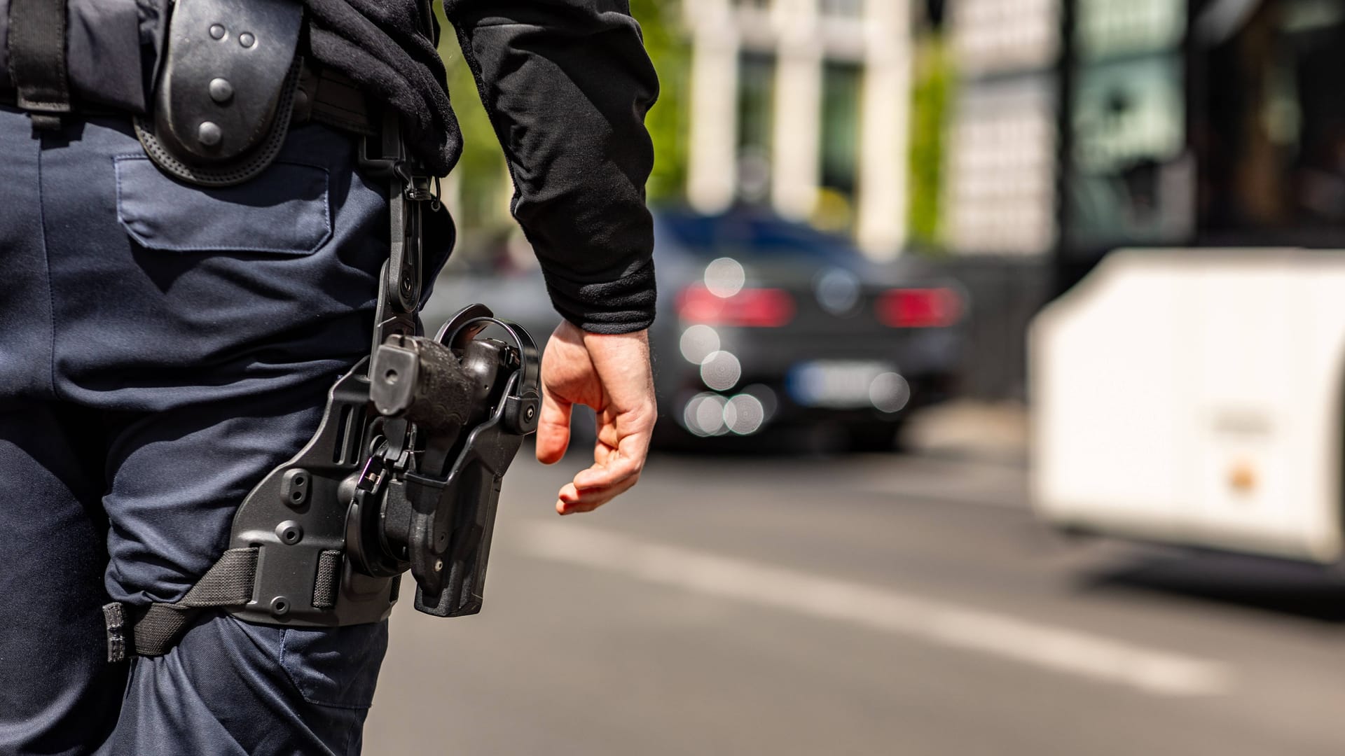 Ein Polizist (Symbolfoto): Ein Kind wurde in Obhut genommen, weil es eine Flasche in Richtung der Einsatzkräfte geworfen haben soll. Ein Polizist (Symbolfoto): Ein Kind wurde in Obhut genommen, weil es eine Flasche in Richtung der Einsatzkräfte geworfen haben soll.