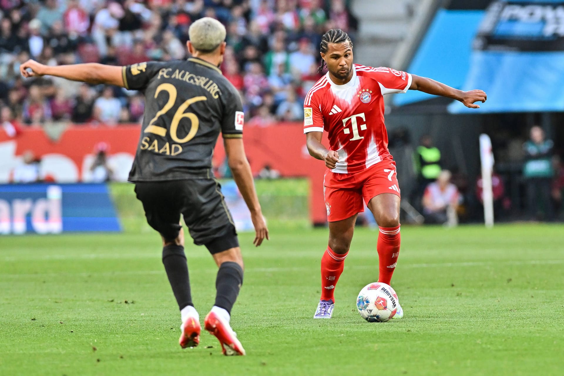 Serge Gnabry (bis 86.): Knüpfte an seine starke Vorstellung aus dem 6:0 zum Saisonauftakt gegen RB Leipzig an. Überall zu finden, Unruheherd im Angriff, verwertete die tolle Hereingabe von Kane zum 1:0 (28.). Auch defensiv aktiv, hinderte Saad nach Kimmich-Ballverlust am Durchlaufen (32.). Nach der Pause etwas unauffälliger. Wurde von Augsburgs Verteidigung an der Strafraumkante gestoppt (47.). Auch im fortwährenden Verlauf umtriebig, immer wieder in Kombination mit Olise und Díaz. Baute in der Schlussphase aber ab. Note 2 Serge Gnabry (bis 86.): Knüpfte an seine starke Vorstellung aus dem 6:0 zum Saisonauftakt gegen RB Leipzig an. Überall zu finden, Unruheherd im Angriff, verwertete die tolle Hereingabe von Kane zum 1:0 (28.). Auch defensiv aktiv, hinderte Saad nach Kimmich-Ballverlust am Durchlaufen (32.). Nach der Pause etwas unauffälliger. Wurde von Augsburgs Verteidigung an der Strafraumkante gestoppt (47.). Auch im fortwährenden Verlauf umtriebig, immer wieder in Kombination mit Olise und Díaz. Baute in der Schlussphase aber ab. Note 2