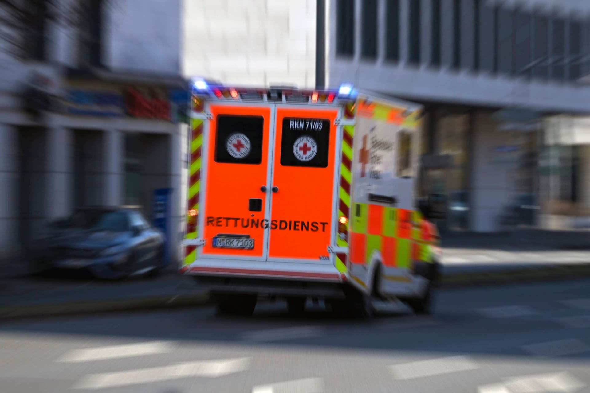 Ein Rettungswagen fährt zu einem Einsatz (Archivbild): Der Mann im zweiten Auto erlitt leichte Verletzungen.