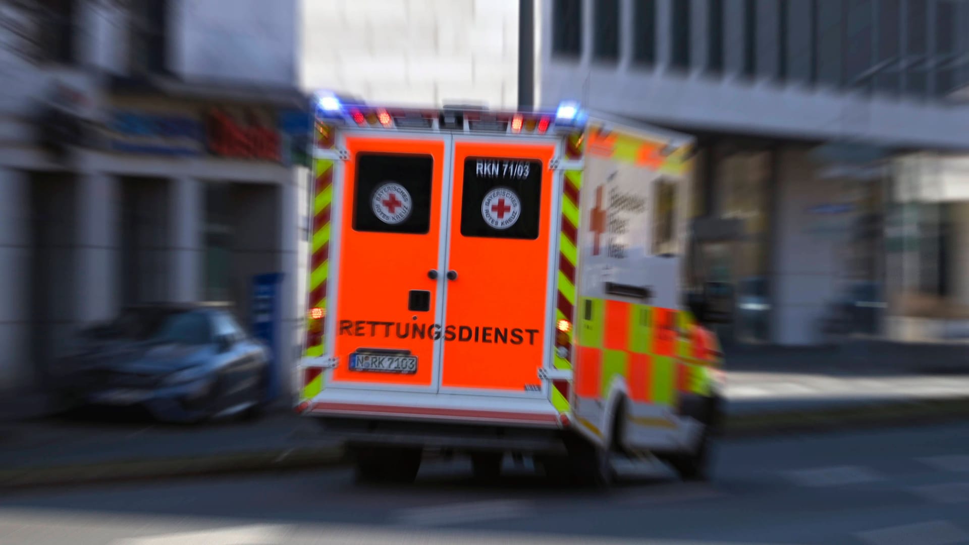 Ein Rettungswagen fährt zu einem Einsatz (Archivbild): Der Mann im zweiten Auto erlitt leichte Verletzungen.