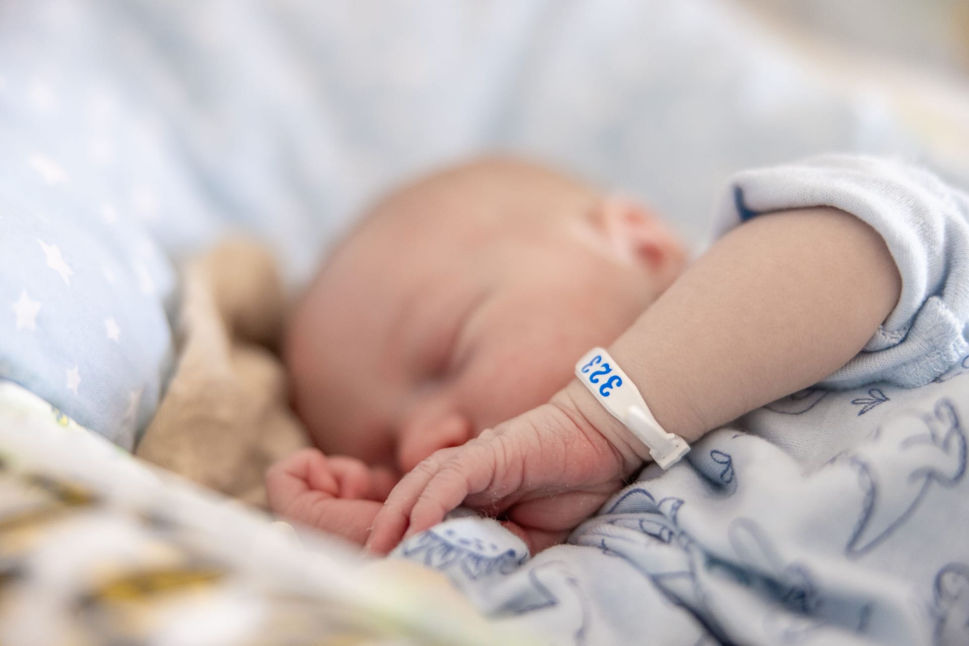 Ein Baby im Krankenhaus kurz nach seiner Geburt: Bei der Namensgebung müssen Eltern einiges beachten (Symbolbild).