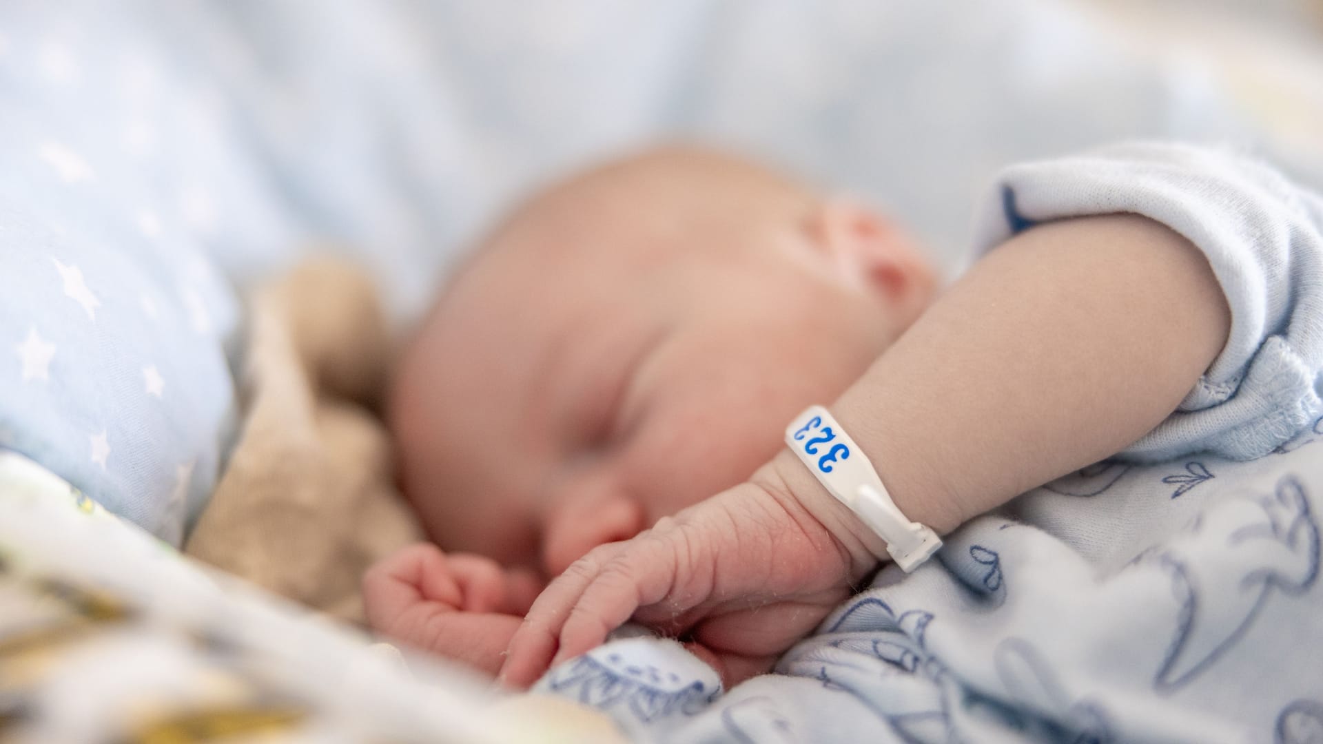Ein Baby im Krankenhaus kurz nach seiner Geburt: Bei der Namensgebung müssen Eltern einiges beachten (Symbolbild).