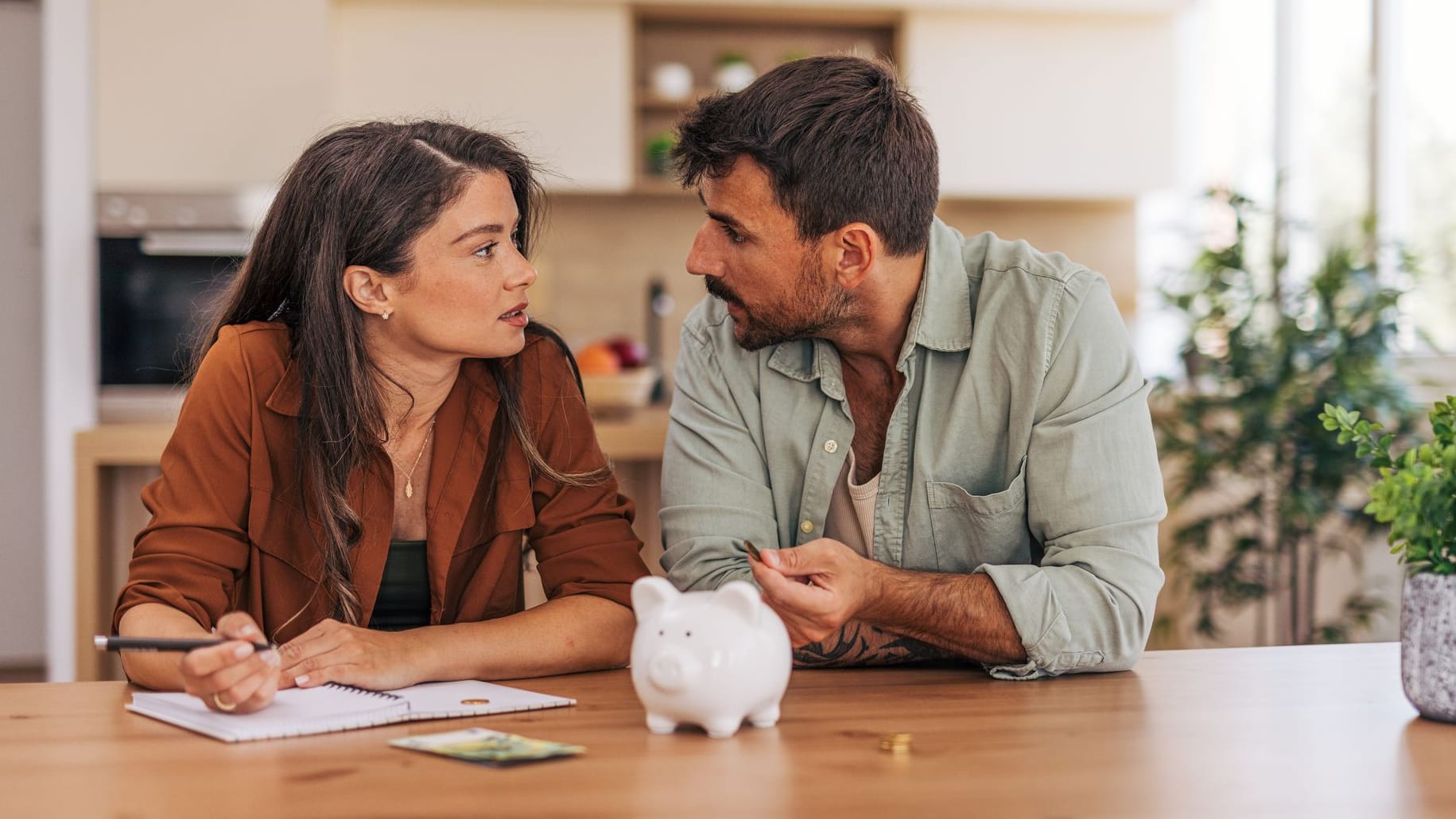 Frau und Mann sind unterschiedlicher Meinung bei der Geldanlage Frau und Mann sind unterschiedlicher Meinung bei der Geldanlage